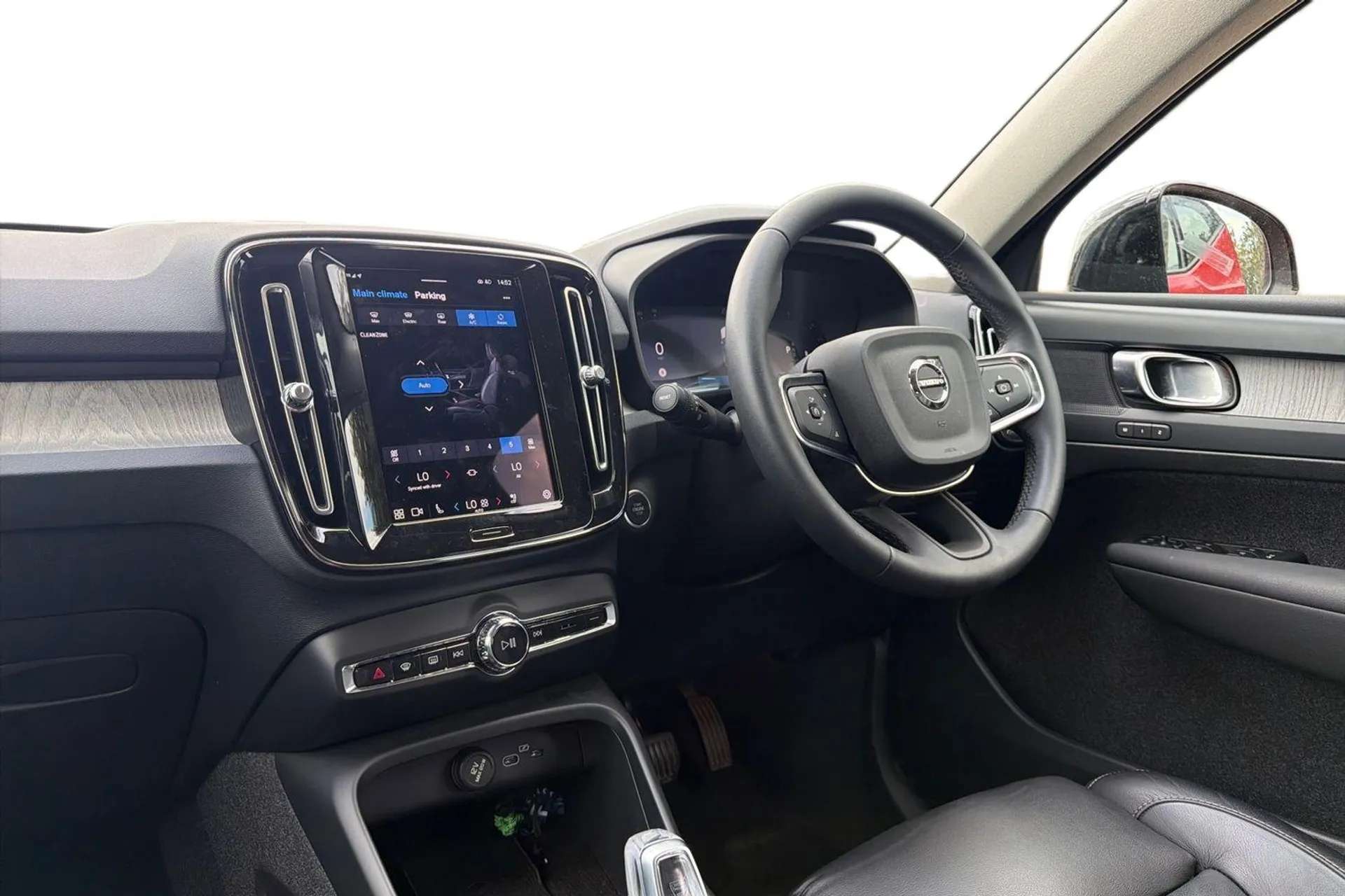 A 2023 VOLVO XC40 2.0 B3P Plus Dark 5dr Auto [Hands free power tailgate,Lane keep assist with driver alert control,Rain sensor with automatic windscreen wiper activatio A 2023 VOLVO XC40 2.0 B3P Plus Dark 5dr Auto [Hands free power tailgate,Lane keep assist with driver alert control,Rain sensor with automatic windscreen wiper activatio