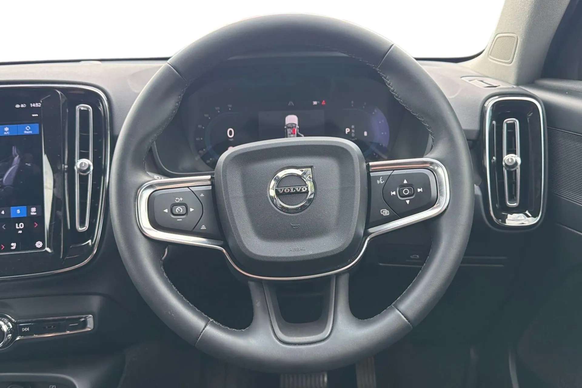 2023 VOLVO XC40 2023 VOLVO XC40
