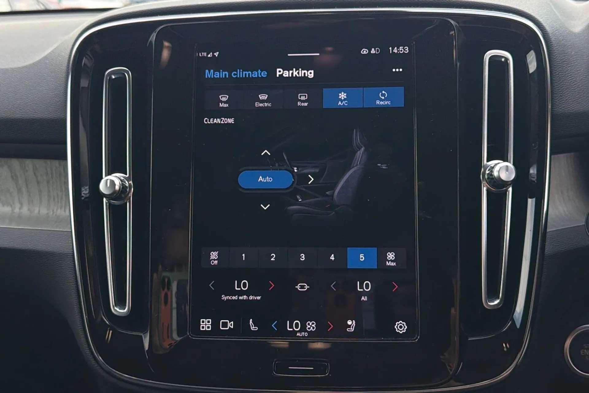 2023 VOLVO XC40 2023 VOLVO XC40