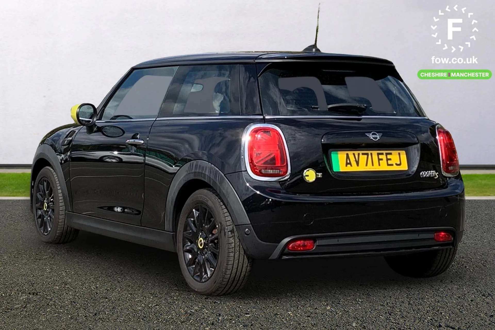 A 2021 MINI HATCH 135kW Cooper S Level 2 33kWh 3dr Auto [Brake energy recuperation toggle switch with two settings, LED headlight with closed ring and daytime driving l A 2021 MINI HATCH 135kW Cooper S Level 2 33kWh 3dr Auto [Brake energy recuperation toggle switch with two settings, LED headlight with closed ring and daytime driving l
