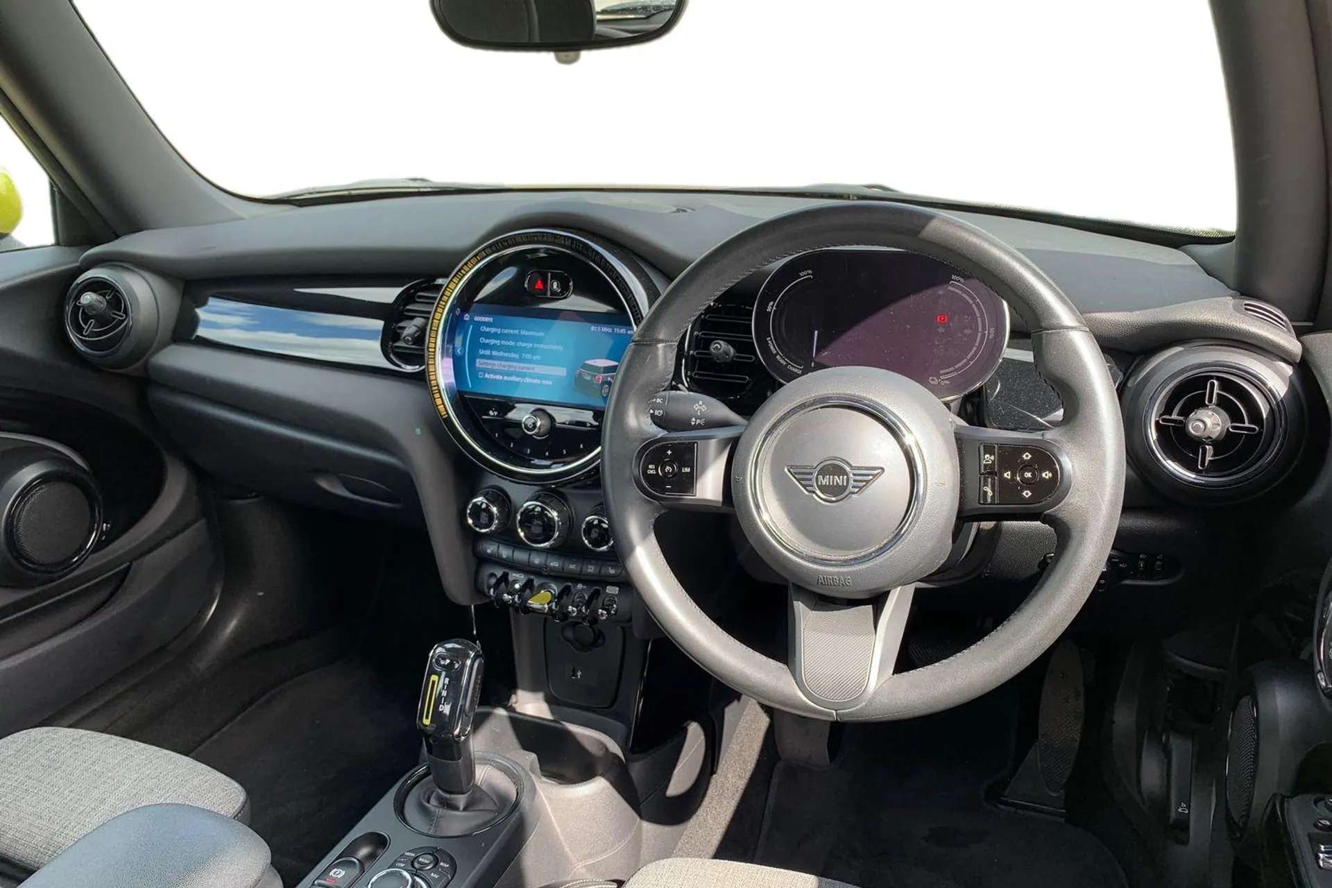 A 2021 MINI HATCH 135kW Cooper S Level 2 33kWh 3dr Auto [Brake energy recuperation toggle switch with two settings, LED headlight with closed ring and daytime driving l A 2021 MINI HATCH 135kW Cooper S Level 2 33kWh 3dr Auto [Brake energy recuperation toggle switch with two settings, LED headlight with closed ring and daytime driving l