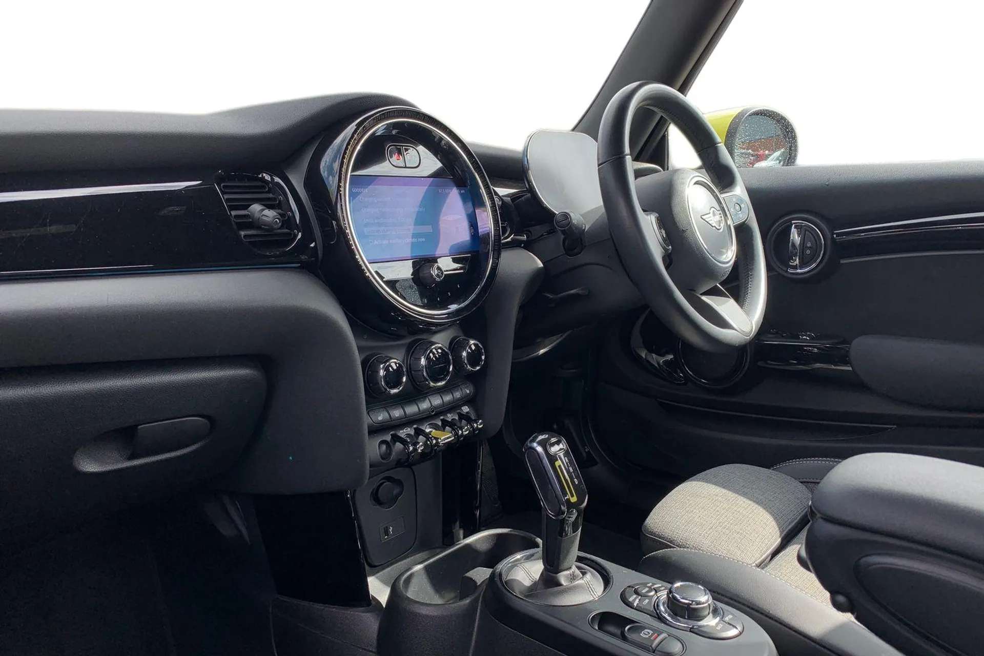 A 2021 MINI HATCH 135kW Cooper S Level 2 33kWh 3dr Auto [Brake energy recuperation toggle switch with two settings, LED headlight with closed ring and daytime driving l A 2021 MINI HATCH 135kW Cooper S Level 2 33kWh 3dr Auto [Brake energy recuperation toggle switch with two settings, LED headlight with closed ring and daytime driving l