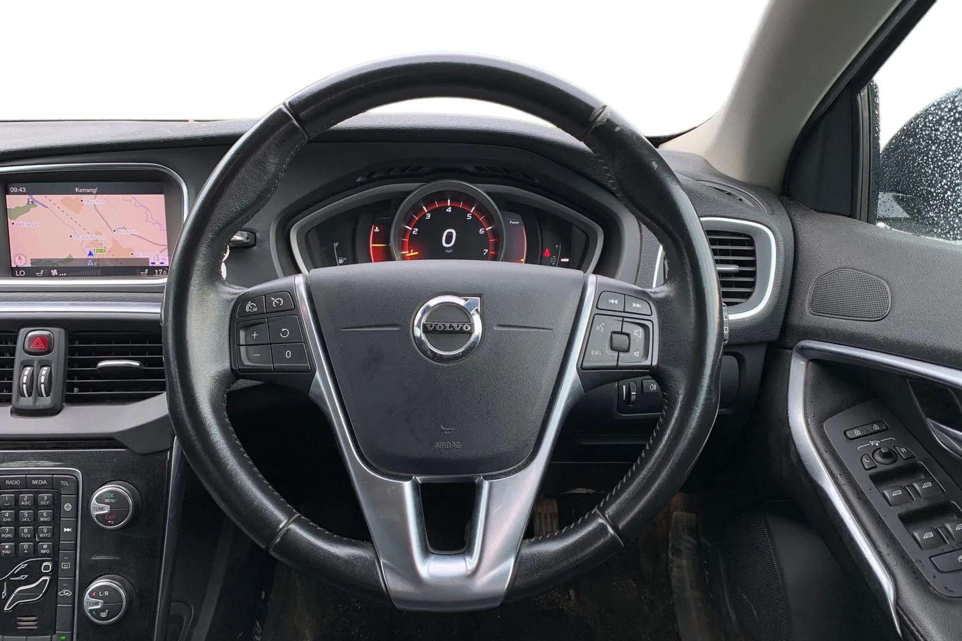 2017 VOLVO V40 2017 VOLVO V40