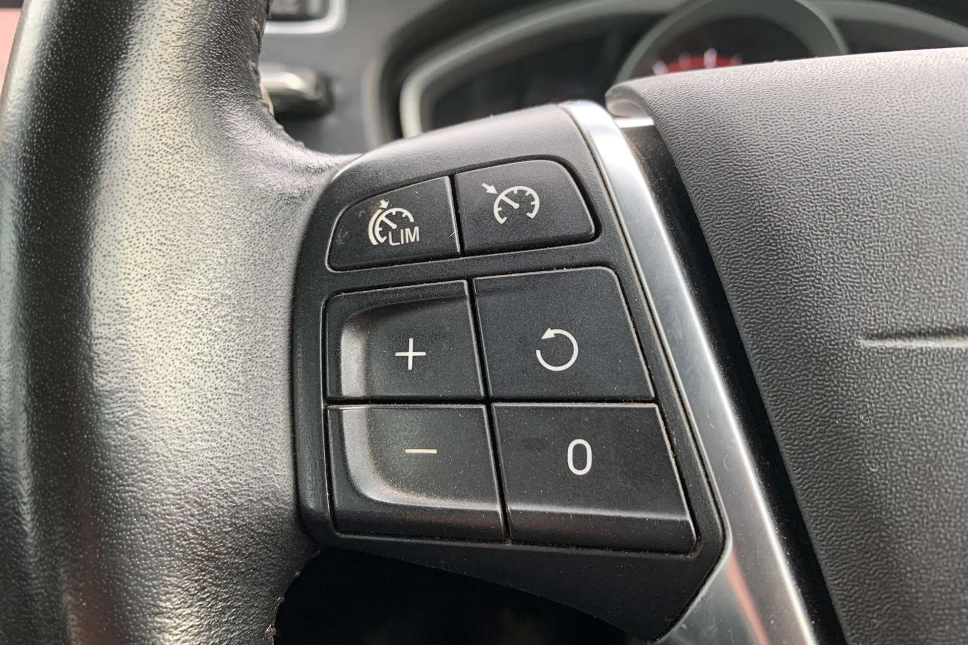 2017 VOLVO V40 2017 VOLVO V40
