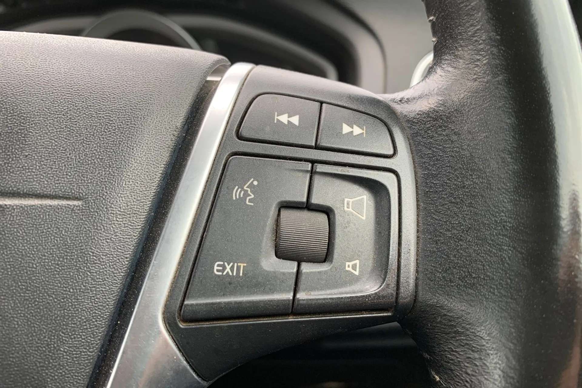 2017 VOLVO V40 2017 VOLVO V40