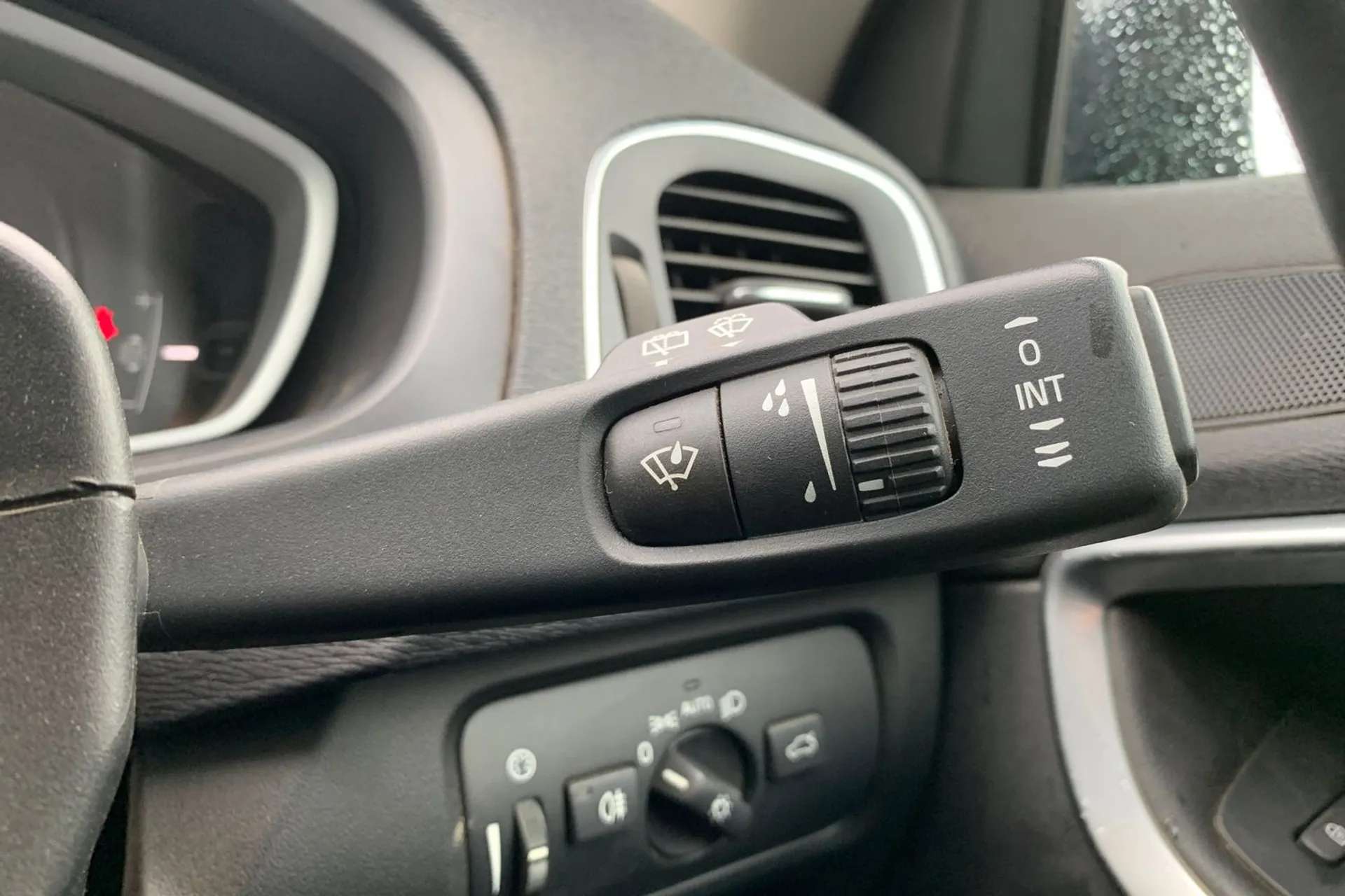 2017 VOLVO V40 2017 VOLVO V40