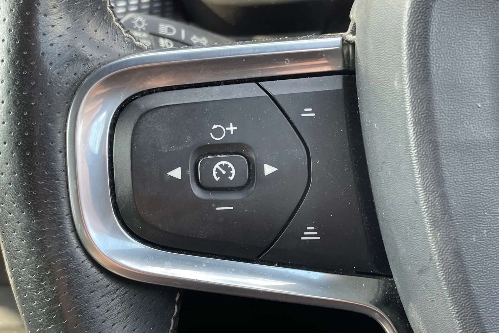 2019 VOLVO XC40 2019 VOLVO XC40
