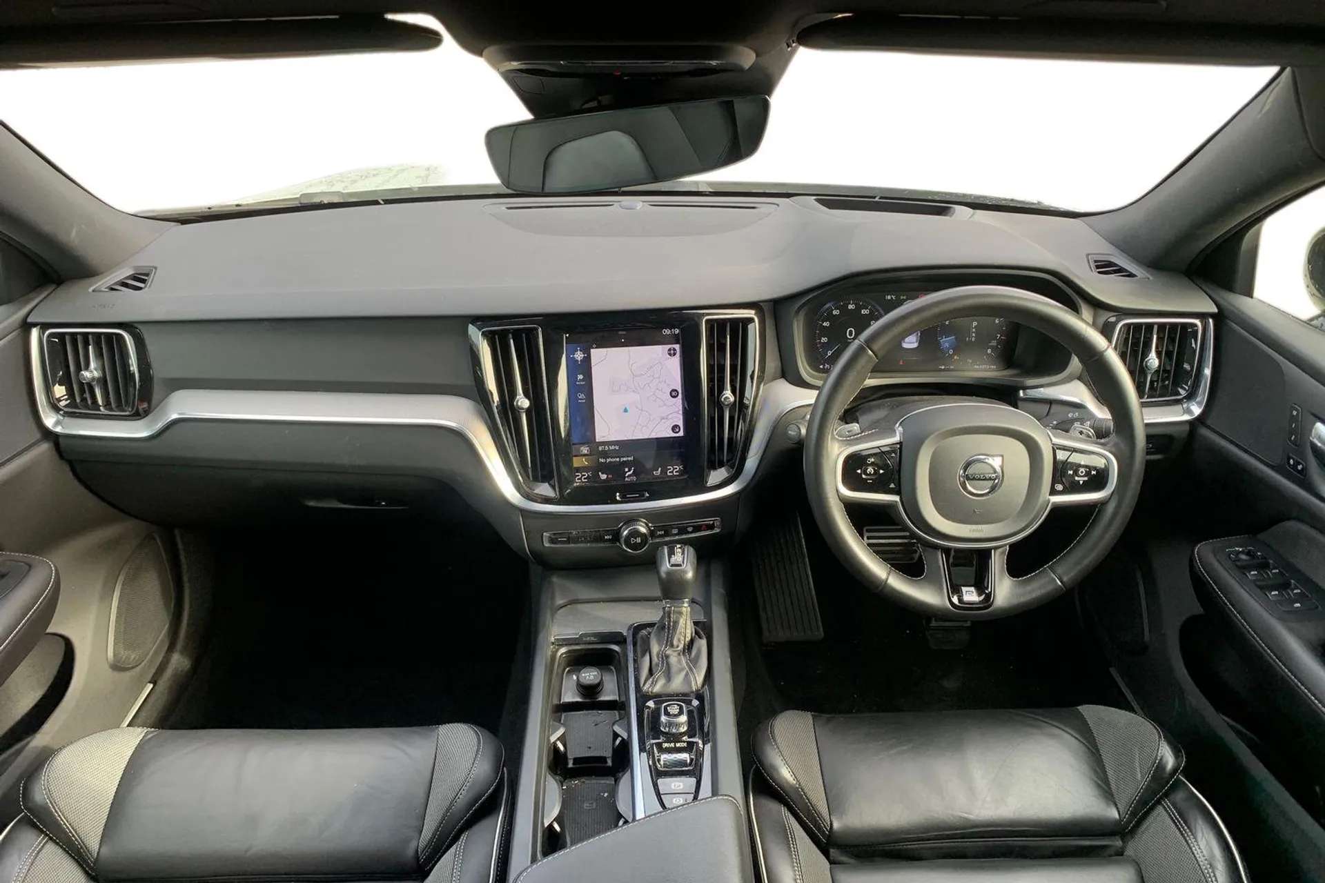 A 2020 VOLVO S60 2.0 T5 R DESIGN Plus 4dr Auto [ DAB Radio (Digital Audio Broadcasting), 12.3" Active TFT crystal driver's information display, Oncoming Lane Mitigatio A 2020 VOLVO S60 2.0 T5 R DESIGN Plus 4dr Auto [ DAB Radio (Digital Audio Broadcasting), 12.3" Active TFT crystal driver's information display, Oncoming Lane Mitigatio