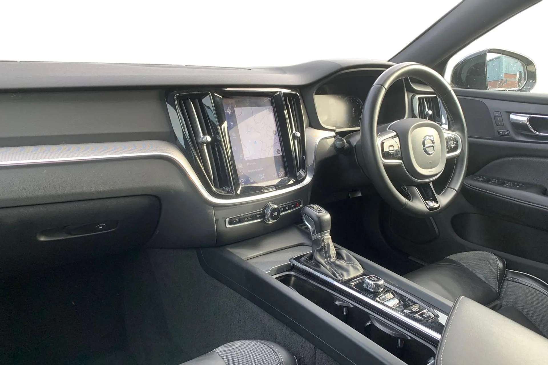 A 2020 VOLVO S60 2.0 T5 R DESIGN Plus 4dr Auto [ DAB Radio (Digital Audio Broadcasting), 12.3" Active TFT crystal driver's information display, Oncoming Lane Mitigatio A 2020 VOLVO S60 2.0 T5 R DESIGN Plus 4dr Auto [ DAB Radio (Digital Audio Broadcasting), 12.3" Active TFT crystal driver's information display, Oncoming Lane Mitigatio