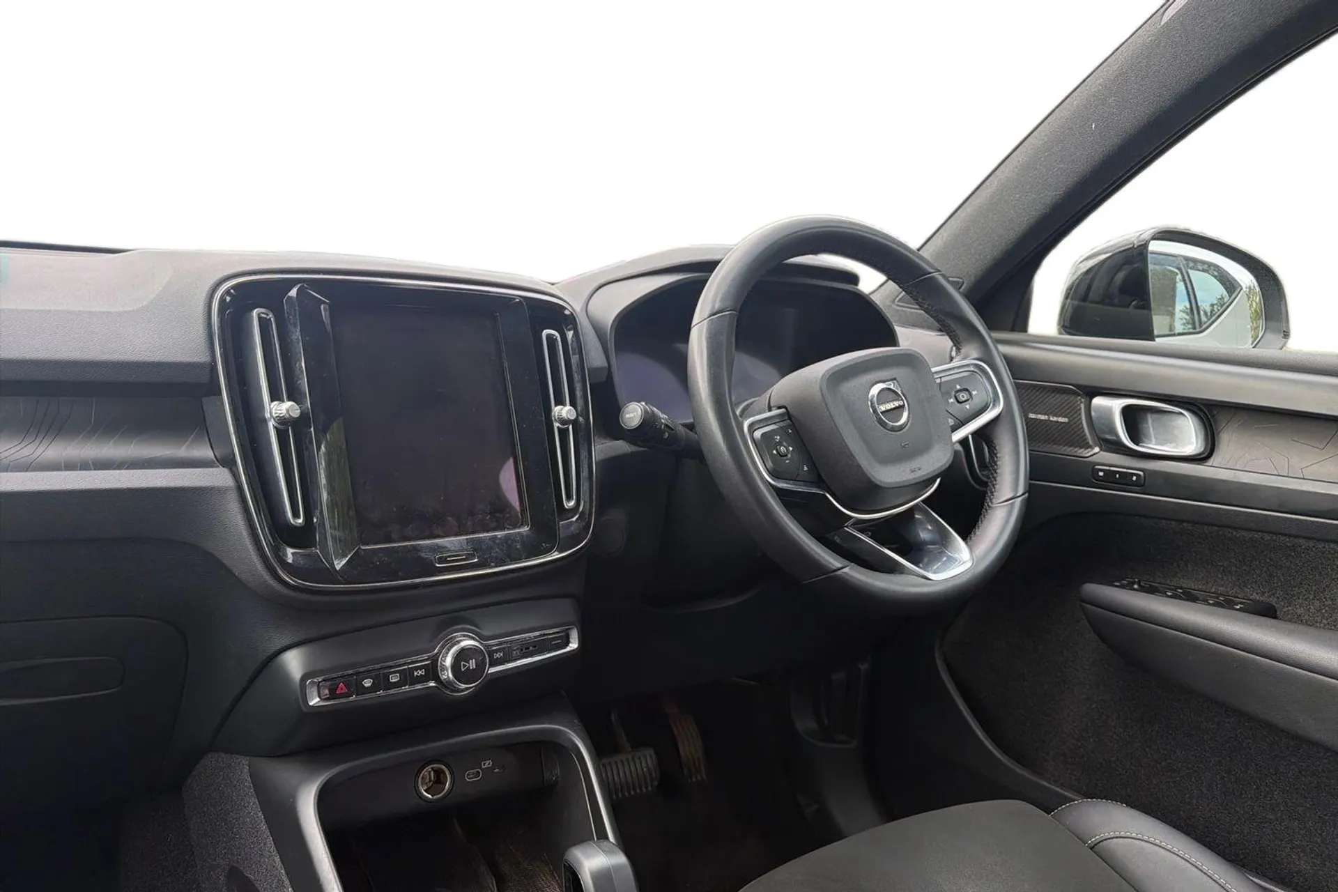 A 2022 VOLVO XC40 170kW Recharge Ultimate 69kWh 5dr Auto [360 degree surround view parking camera, 20" Alloys, Front park assist, Blind Spot Info, Power glass tilt and A 2022 VOLVO XC40 170kW Recharge Ultimate 69kWh 5dr Auto [360 degree surround view parking camera, 20" Alloys, Front park assist, Blind Spot Info, Power glass tilt and