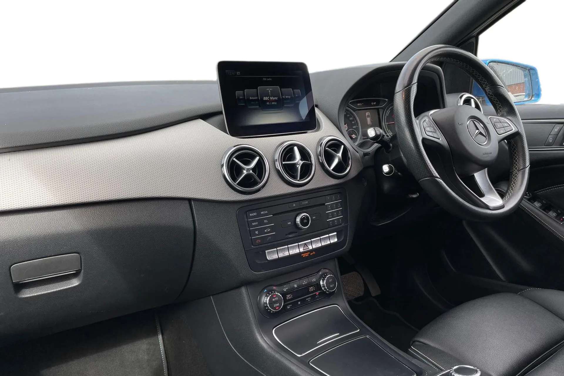 A 2017 MERCEDES-BENZ B CLASS 132kW B250e Electric Art Premium 28kWh 5dr Auto [Park assist pilot with front and rear park assist, Electric heated + adjustable door mirrors, Dual zo A 2017 MERCEDES-BENZ B CLASS 132kW B250e Electric Art Premium 28kWh 5dr Auto [Park assist pilot with front and rear park assist, Electric heated + adjustable door mirrors, Dual zo