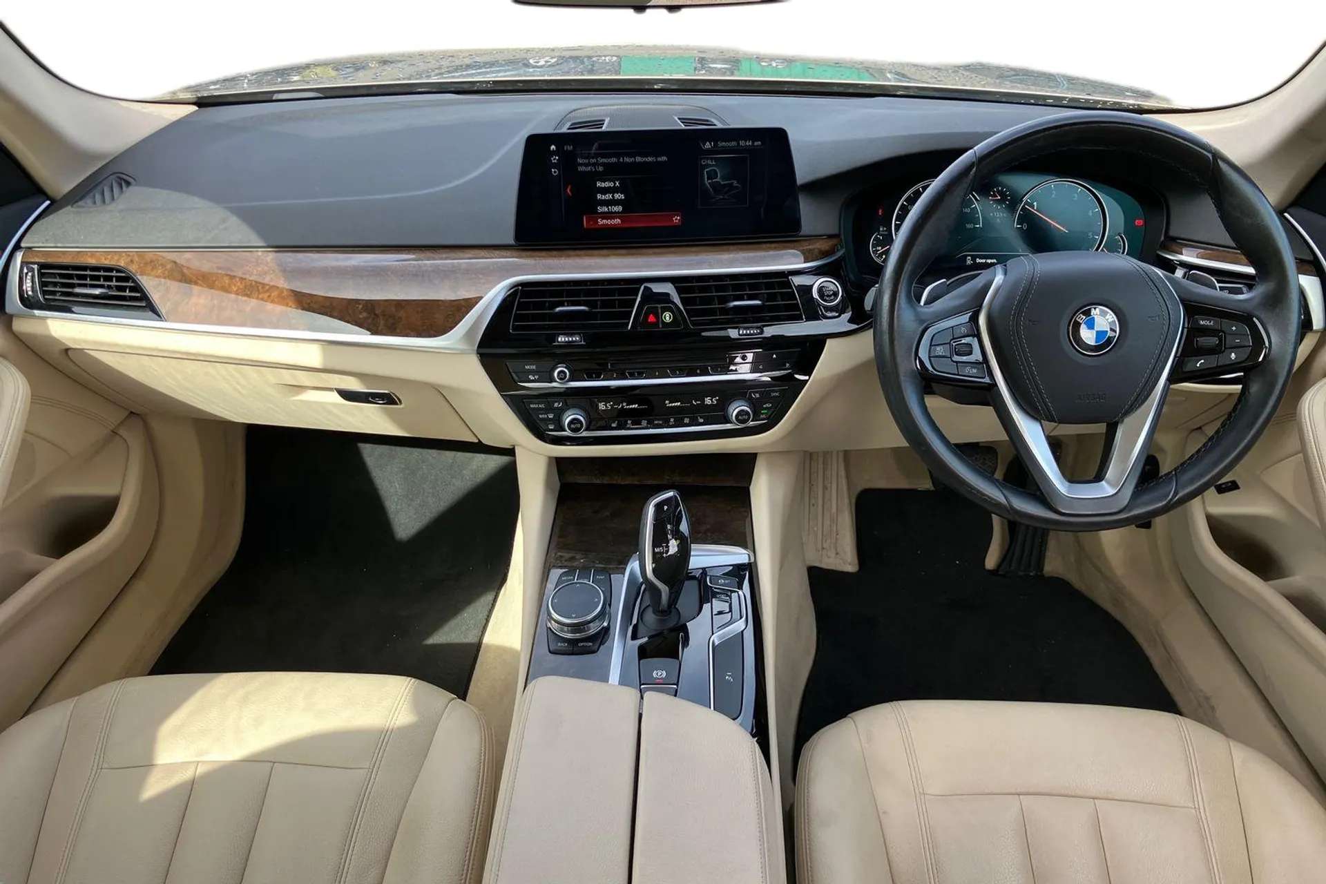A 2017 BMW 5 SERIES 520d SE 4dr Auto [ Through-Loading System, Digital cockpit, Interior Trim - Fine-Wood Trim Dark Burled Walnut with Highlight Trim Finisher Pearl Chro A 2017 BMW 5 SERIES 520d SE 4dr Auto [ Through-Loading System, Digital cockpit, Interior Trim - Fine-Wood Trim Dark Burled Walnut with Highlight Trim Finisher Pearl Chro
