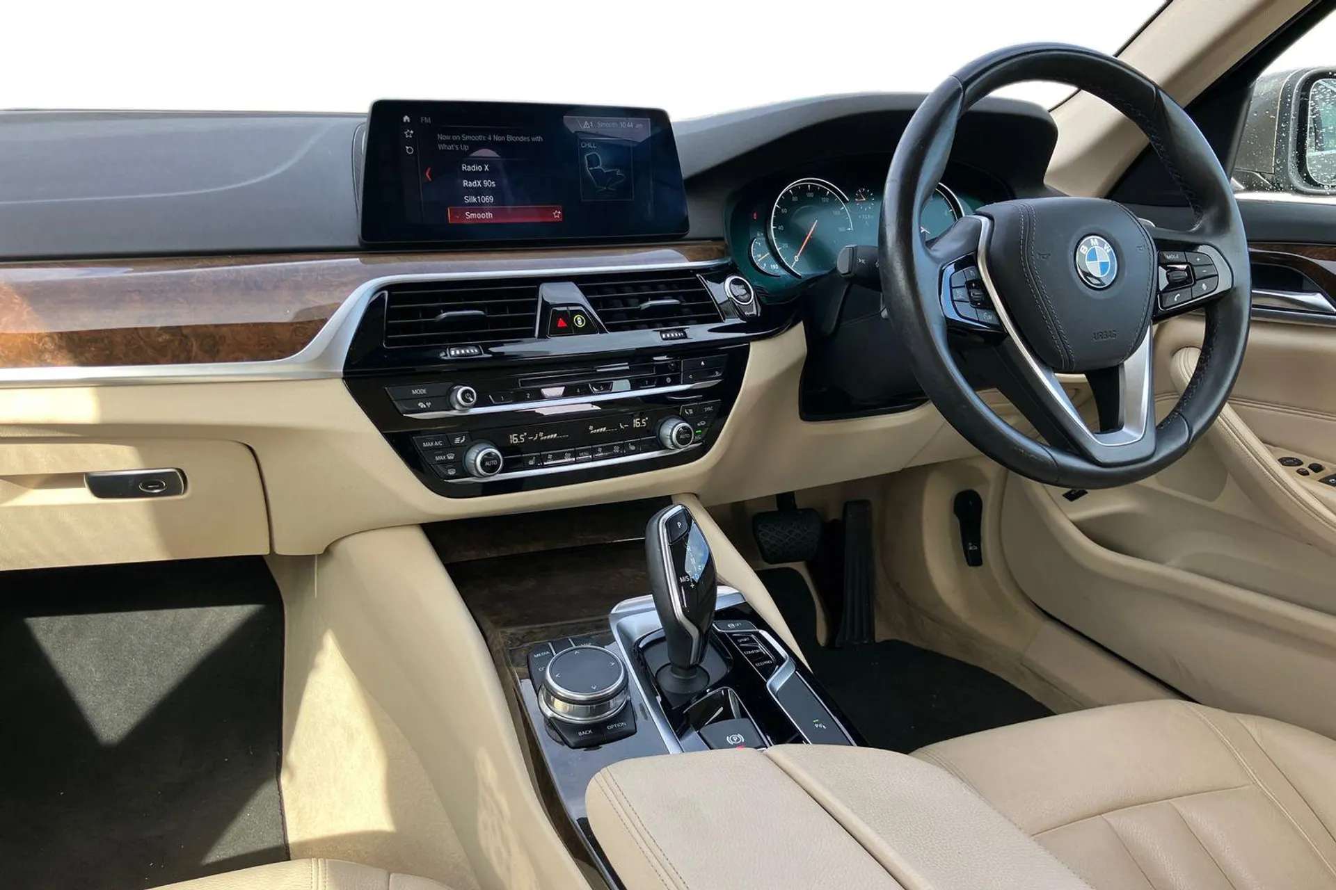 A 2017 BMW 5 SERIES 520d SE 4dr Auto [ Through-Loading System, Digital cockpit, Interior Trim - Fine-Wood Trim Dark Burled Walnut with Highlight Trim Finisher Pearl Chro A 2017 BMW 5 SERIES 520d SE 4dr Auto [ Through-Loading System, Digital cockpit, Interior Trim - Fine-Wood Trim Dark Burled Walnut with Highlight Trim Finisher Pearl Chro