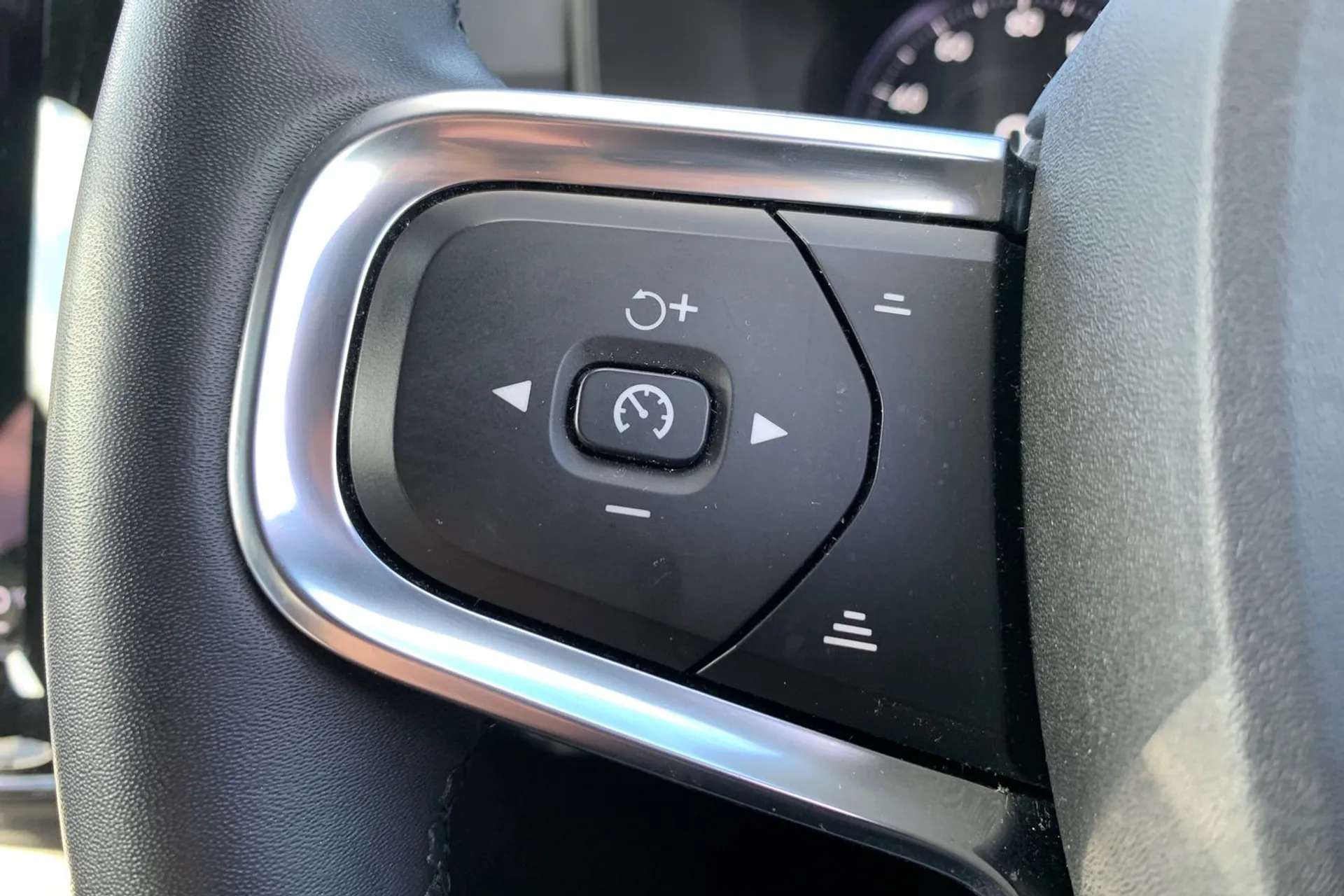 2022 VOLVO XC40 2022 VOLVO XC40