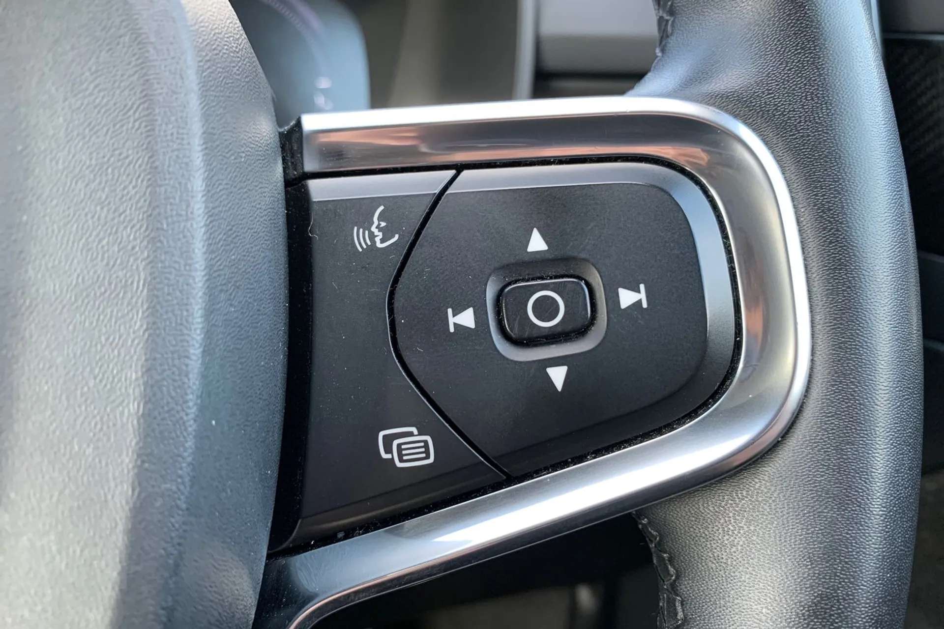 2022 VOLVO XC40 2022 VOLVO XC40