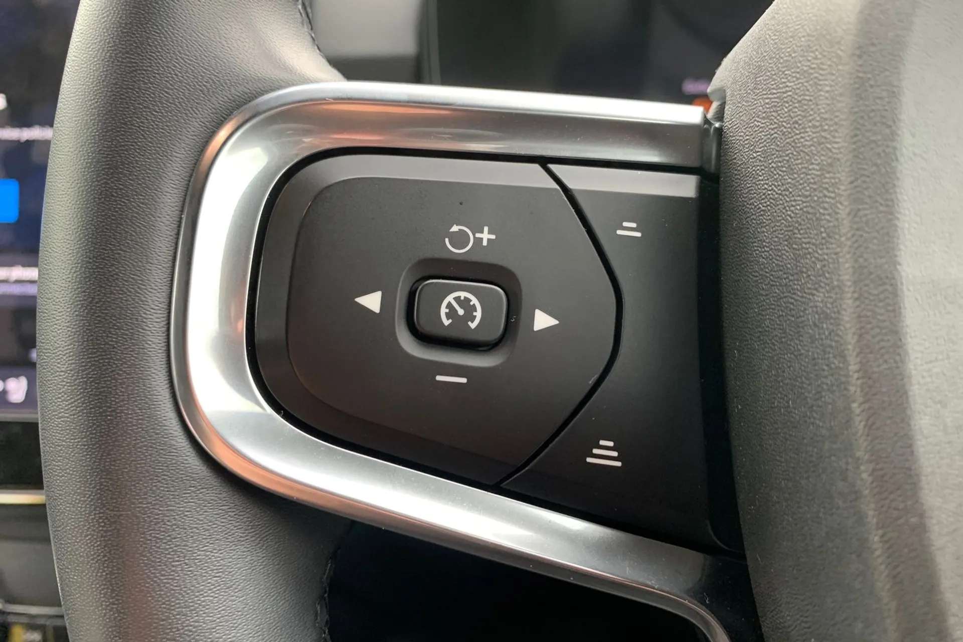 2023 VOLVO XC40 2023 VOLVO XC40