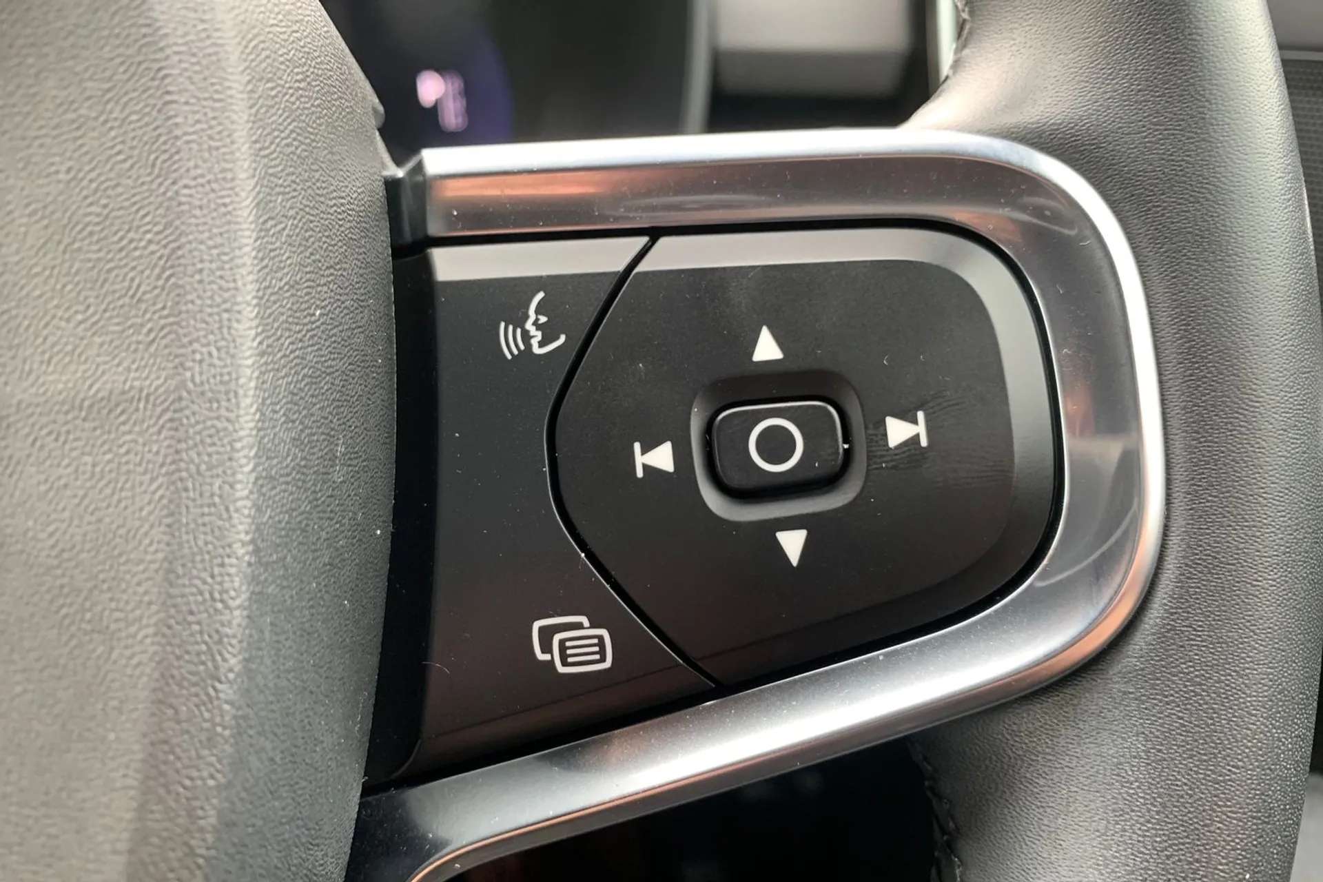 2023 VOLVO XC40 2023 VOLVO XC40