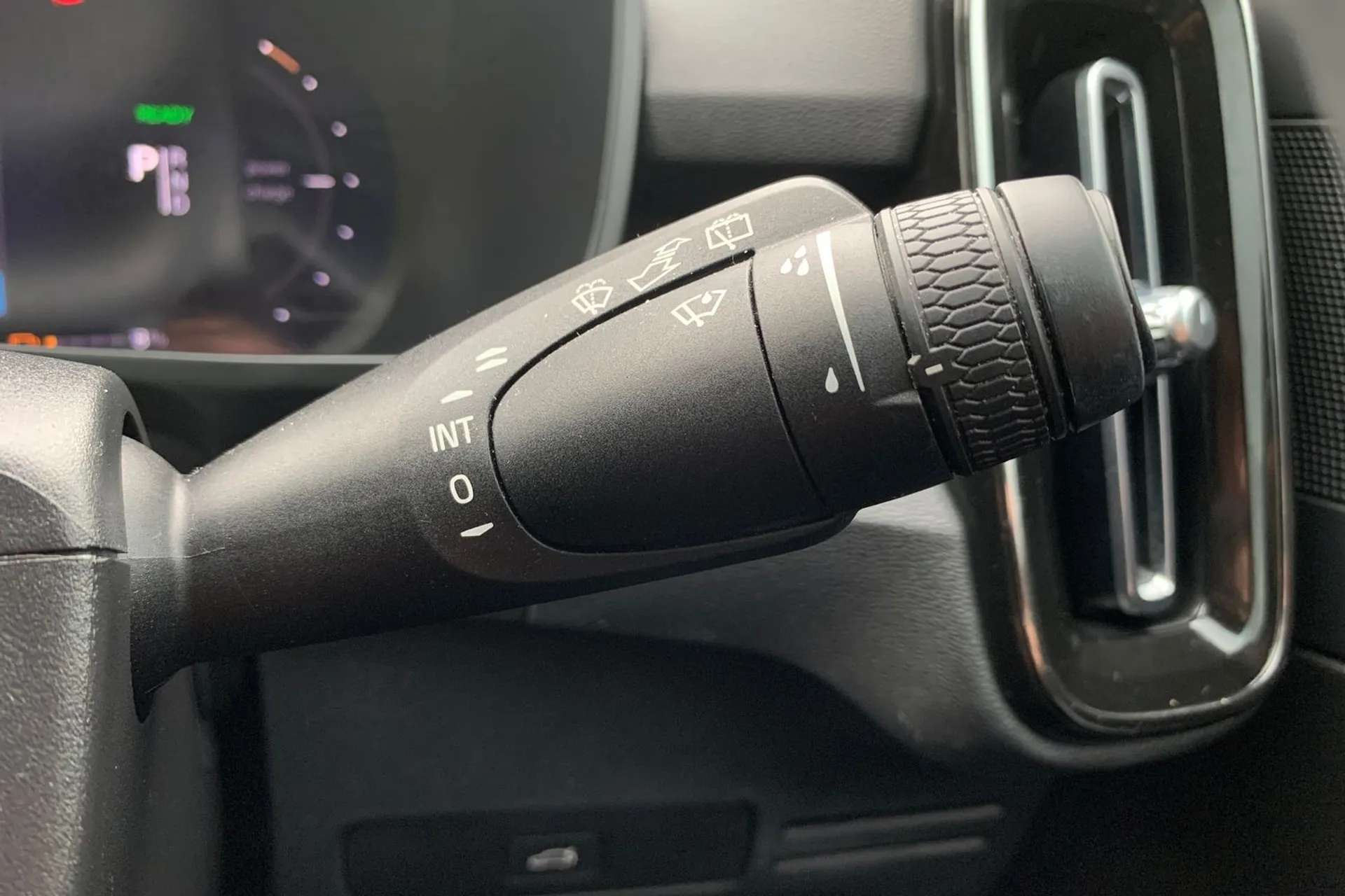 2023 VOLVO XC40 2023 VOLVO XC40