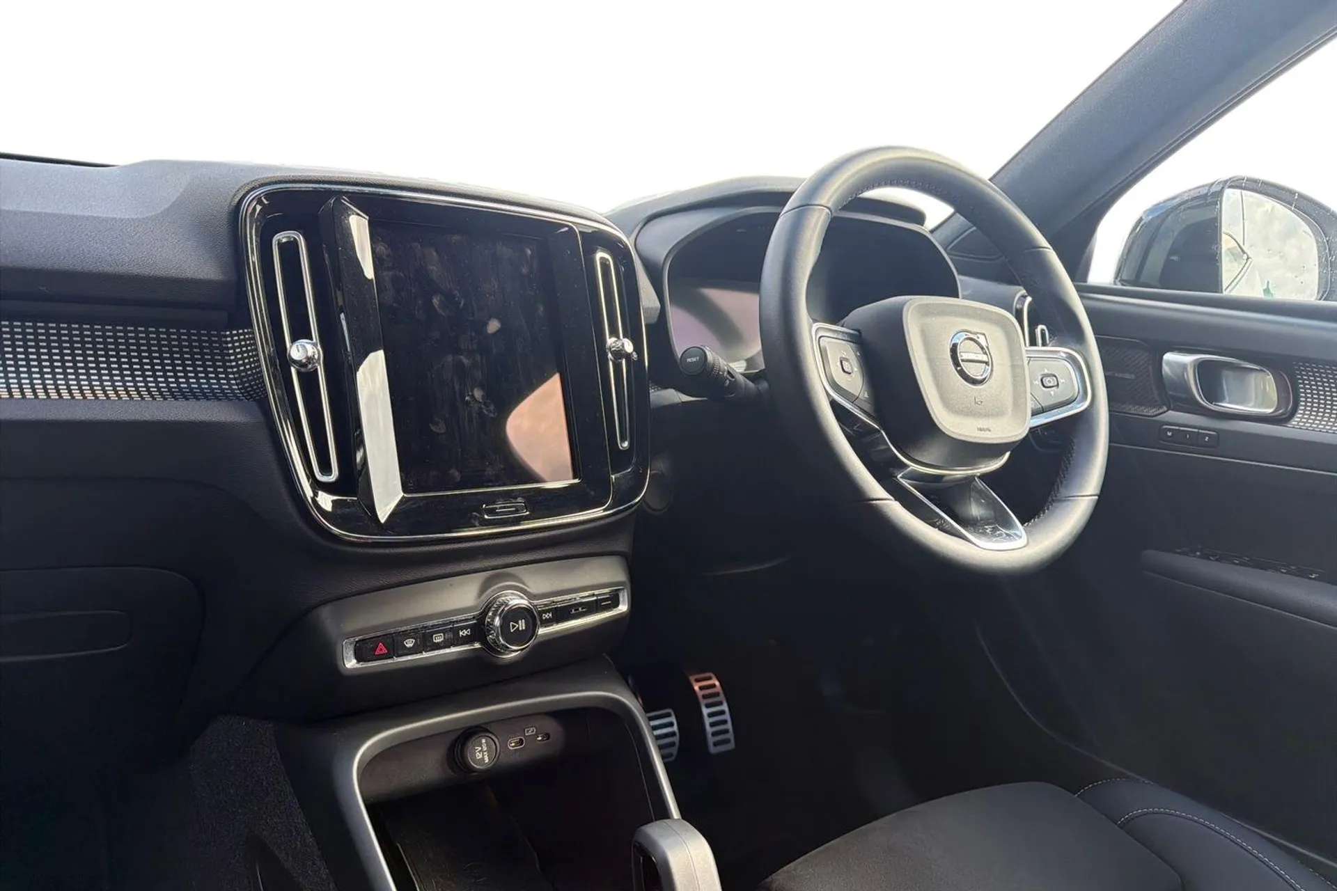 A 2022 VOLVO XC40 170kW Recharge Pro 69kWh 5dr Auto [Driver awareness - Blind spot information system with steer assist, Premium Sound by Harman Kardon, Dolby Pro Logic A 2022 VOLVO XC40 170kW Recharge Pro 69kWh 5dr Auto [Driver awareness - Blind spot information system with steer assist, Premium Sound by Harman Kardon, Dolby Pro Logic