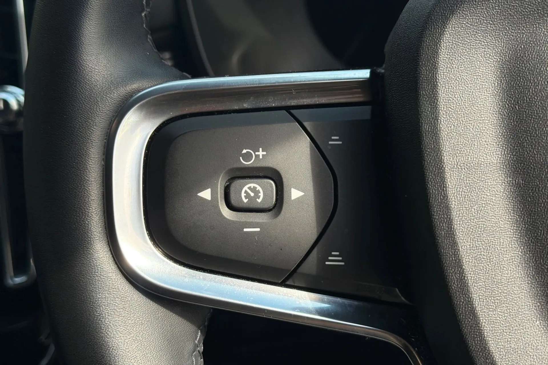 2022 VOLVO XC40 2022 VOLVO XC40