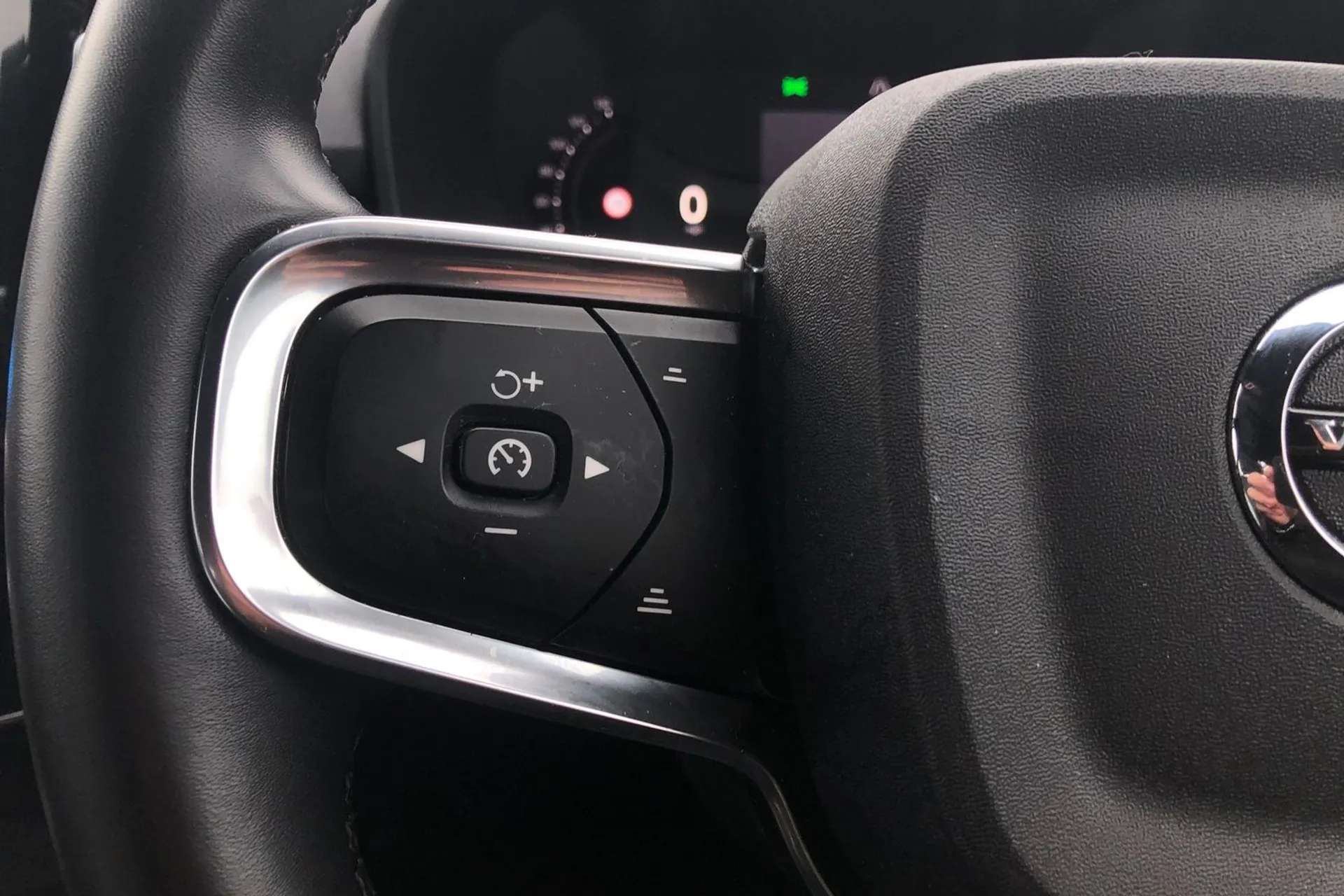 2023 VOLVO XC40 2023 VOLVO XC40