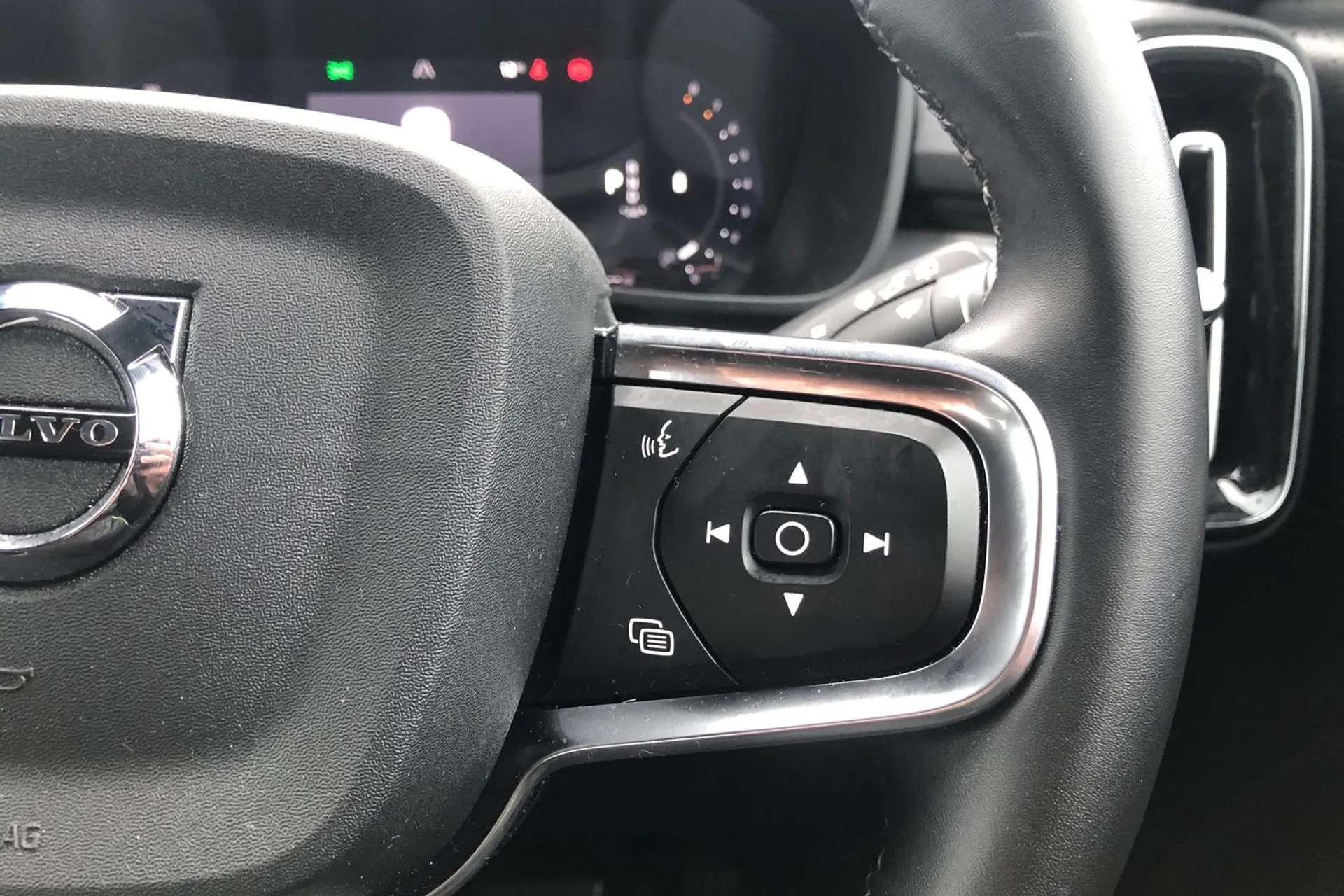 2023 VOLVO XC40 2023 VOLVO XC40