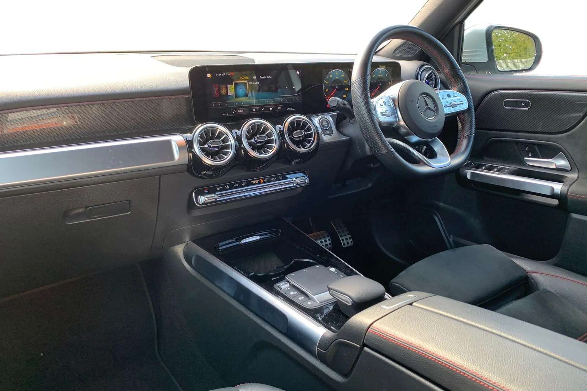 A 2022 MERCEDES-BENZ GLB GLB 220d 4Matic AMG Line Prem Plus 5dr 8G-Tronic [Pan Roof, Parking Pack, Mirror Pack, Off-Road Engineering Pack, Interior Lighting With Light & Sight A 2022 MERCEDES-BENZ GLB GLB 220d 4Matic AMG Line Prem Plus 5dr 8G-Tronic [Pan Roof, Parking Pack, Mirror Pack, Off-Road Engineering Pack, Interior Lighting With Light & Sight