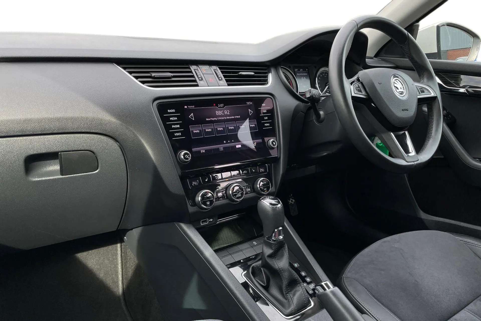 A 2018 SKODA OCTAVIA 1.5 TSI SE L 5dr DSG [ Heated front seats , LED rear lights , Bluetooth system , Driver profile selection , Stop/start system , Privacy glass , Tempor A 2018 SKODA OCTAVIA 1.5 TSI SE L 5dr DSG [ Heated front seats , LED rear lights , Bluetooth system , Driver profile selection , Stop/start system , Privacy glass , Tempor