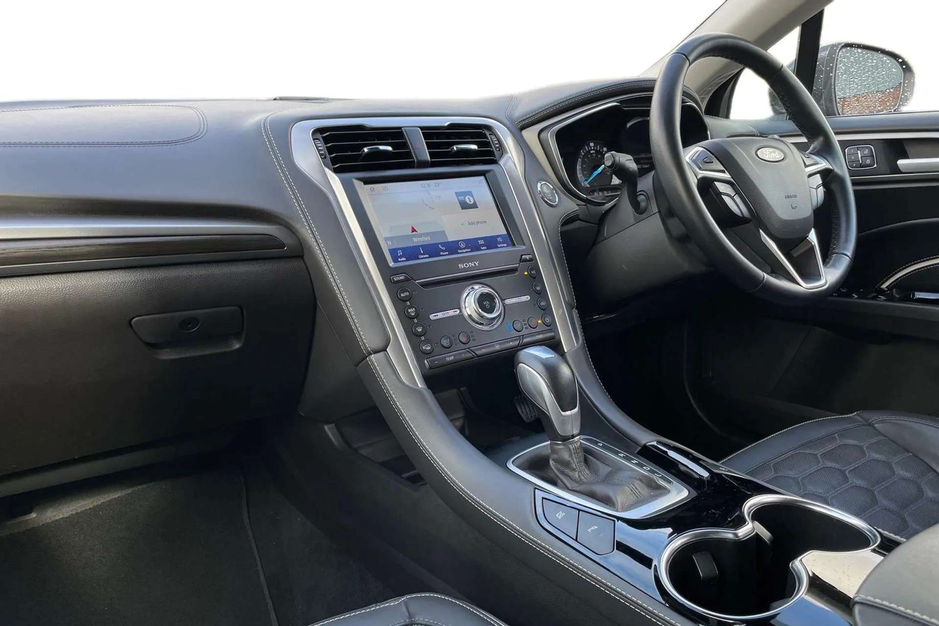A 2021 FORD MONDEO VIGNALE 2.0 Hybrid 5dr Auto [Unique Ford Vignale exterior styling with dark tarnish detailing, Luxury premium leather upholstery, 19" Dark Tarnish alloy wheel A 2021 FORD MONDEO VIGNALE 2.0 Hybrid 5dr Auto [Unique Ford Vignale exterior styling with dark tarnish detailing, Luxury premium leather upholstery, 19" Dark Tarnish alloy wheel