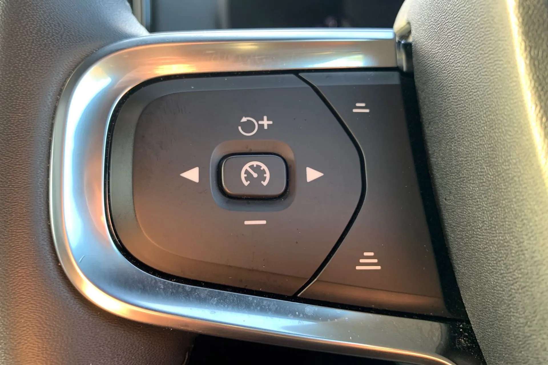 2023 VOLVO C40 2023 VOLVO C40