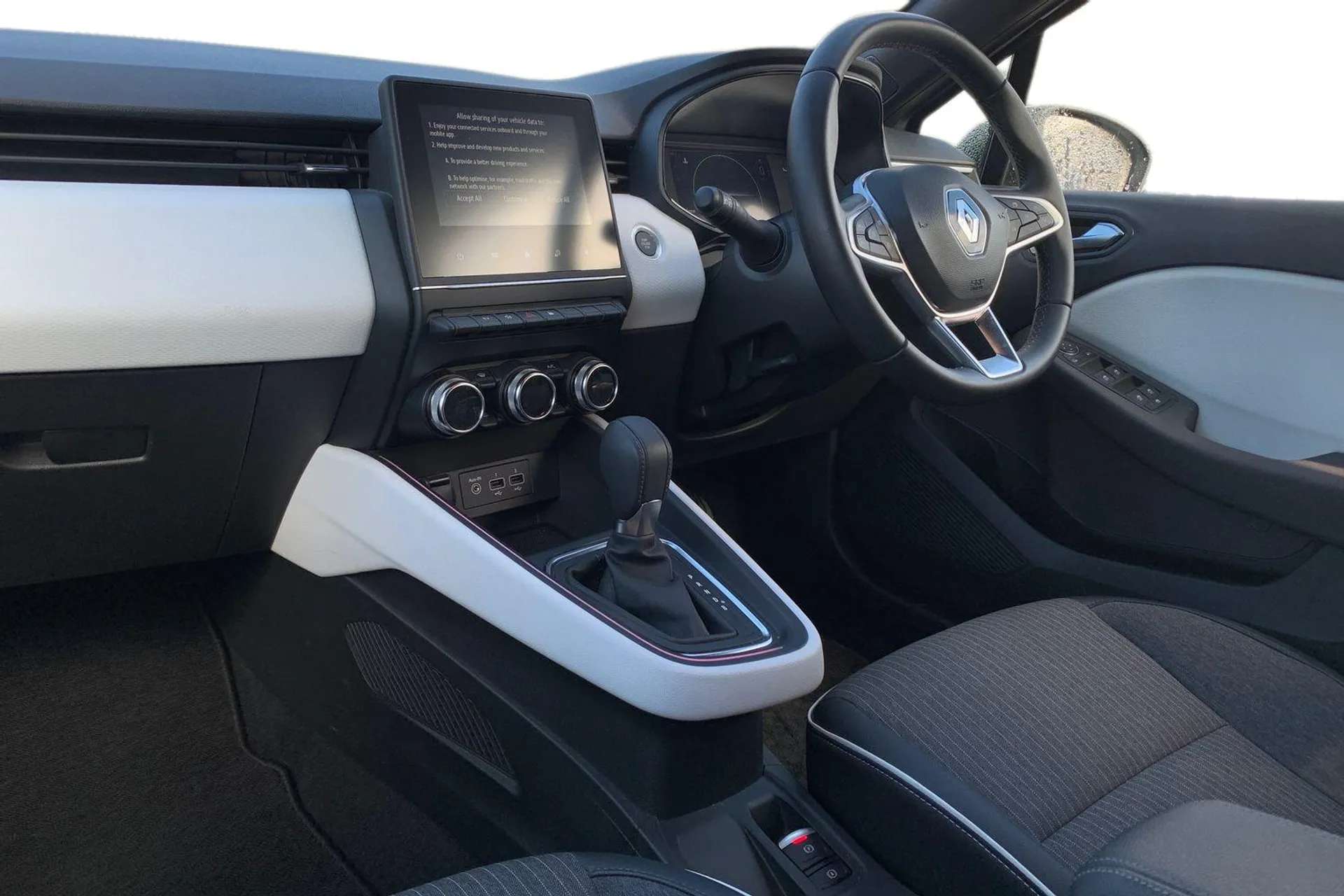A 2023 RENAULT CLIO 1.6 E-TECH full hybrid 145 Techno 5dr Auto [Full LED headlights, Isofix, 17" Viva stella alloys,Rear parking sensors, Rear view camera, Eco mode, Crui A 2023 RENAULT CLIO 1.6 E-TECH full hybrid 145 Techno 5dr Auto [Full LED headlights, Isofix, 17" Viva stella alloys,Rear parking sensors, Rear view camera, Eco mode, Crui