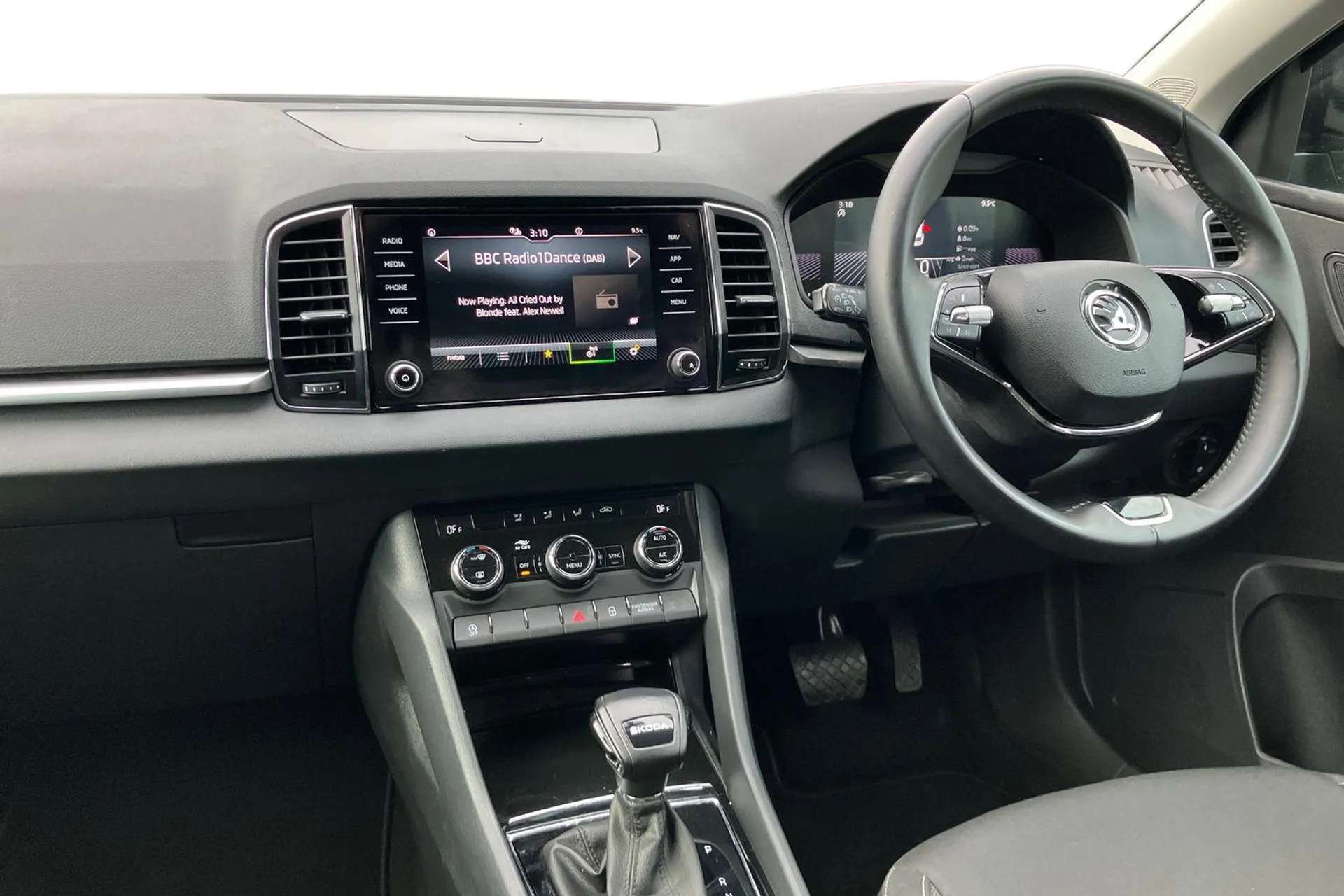 A 2023 SKODA KAROQ 2.0 TDI SE Drive 5dr DSG [Start/stop system with regenerative braking, Dynamic headlight range control with cornering light function, Electric front a A 2023 SKODA KAROQ 2.0 TDI SE Drive 5dr DSG [Start/stop system with regenerative braking, Dynamic headlight range control with cornering light function, Electric front a