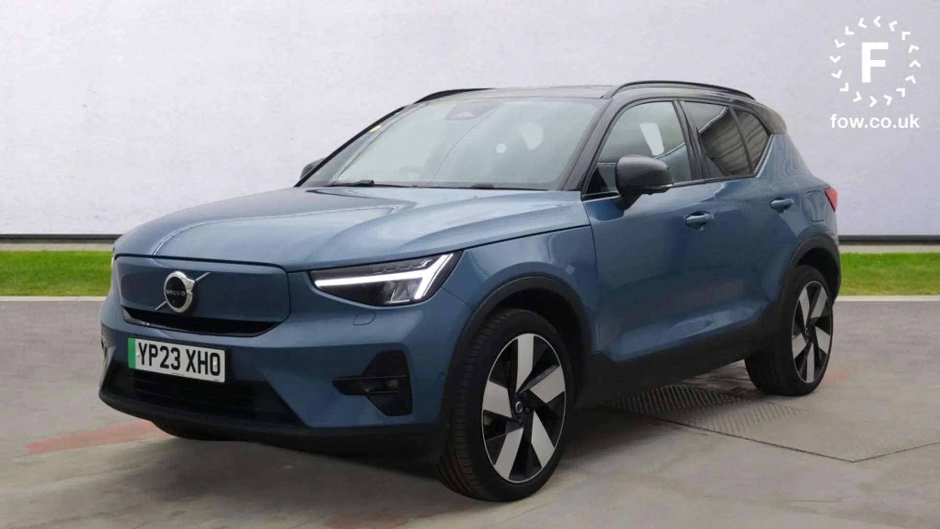 2023 VOLVO XC40 2023 VOLVO XC40