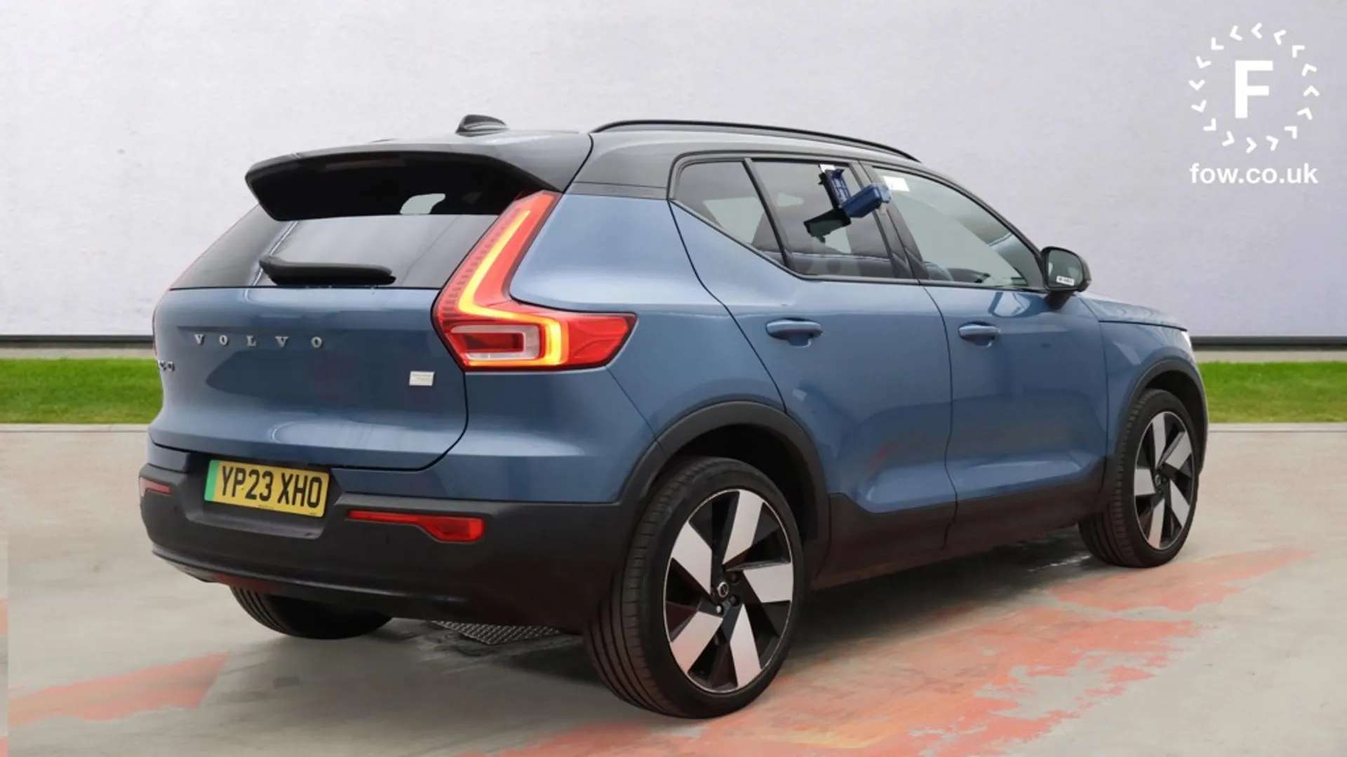 2023 VOLVO XC40 2023 VOLVO XC40