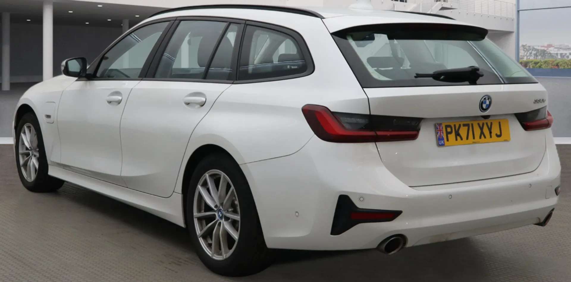 A 2022 BMW 3 SERIES 330e SE Pro 5dr Step Auto [ Personal Profile - automatic lock when driving away selectable , Auto start-stop , Connected pack professional , 17" V spo A 2022 BMW 3 SERIES 330e SE Pro 5dr Step Auto [ Personal Profile - automatic lock when driving away selectable , Auto start-stop , Connected pack professional , 17" V spo