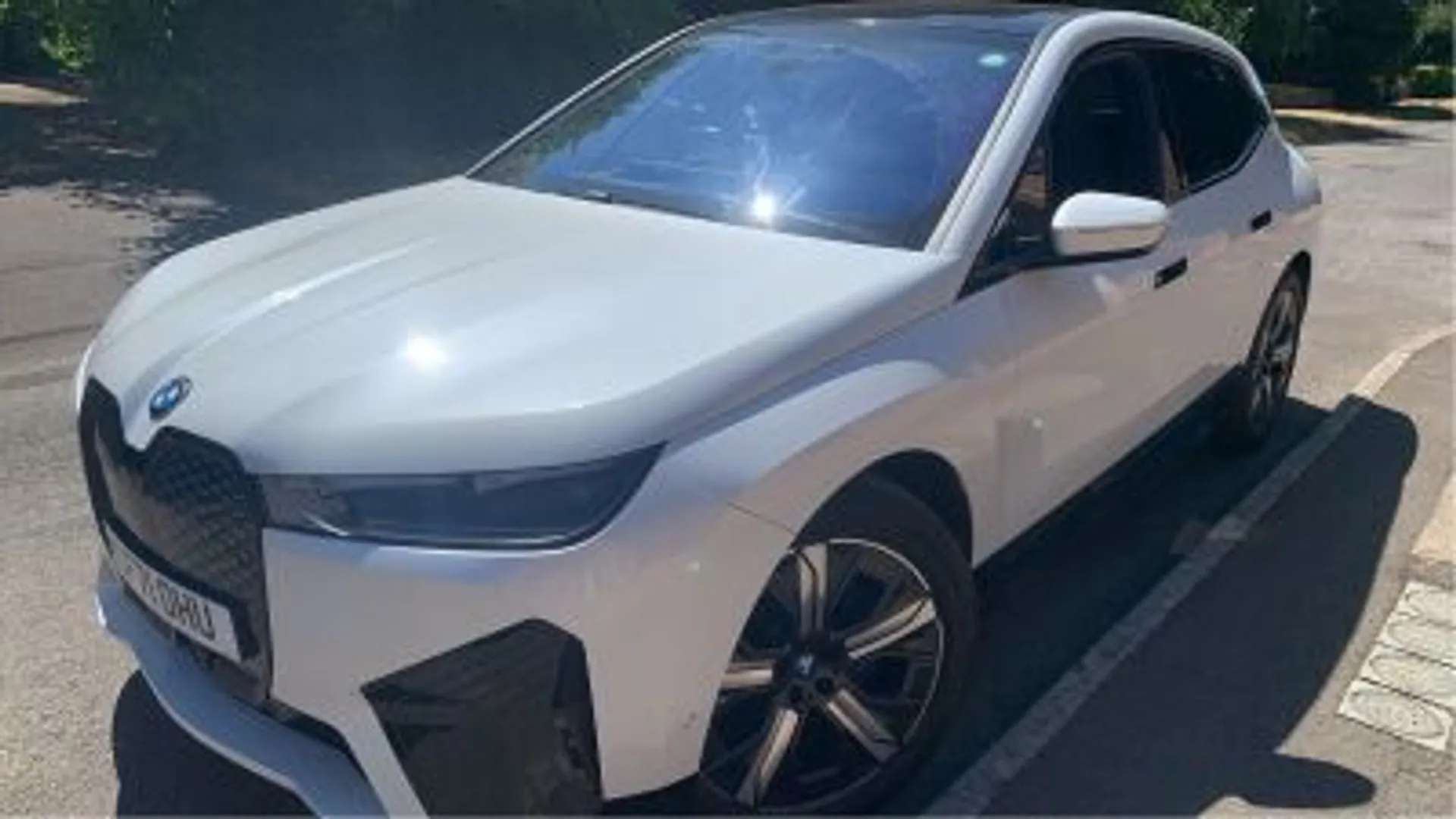 A 2021 BMW IX 240kW xDrive40 M Sport 76.6kWh 5dr Auto [Driving assistant professional pack, Harman/Kardon surround sound audio system with 18 speakers, Parking Assi A 2021 BMW IX 240kW xDrive40 M Sport 76.6kWh 5dr Auto [Driving assistant professional pack, Harman/Kardon surround sound audio system with 18 speakers, Parking Assi