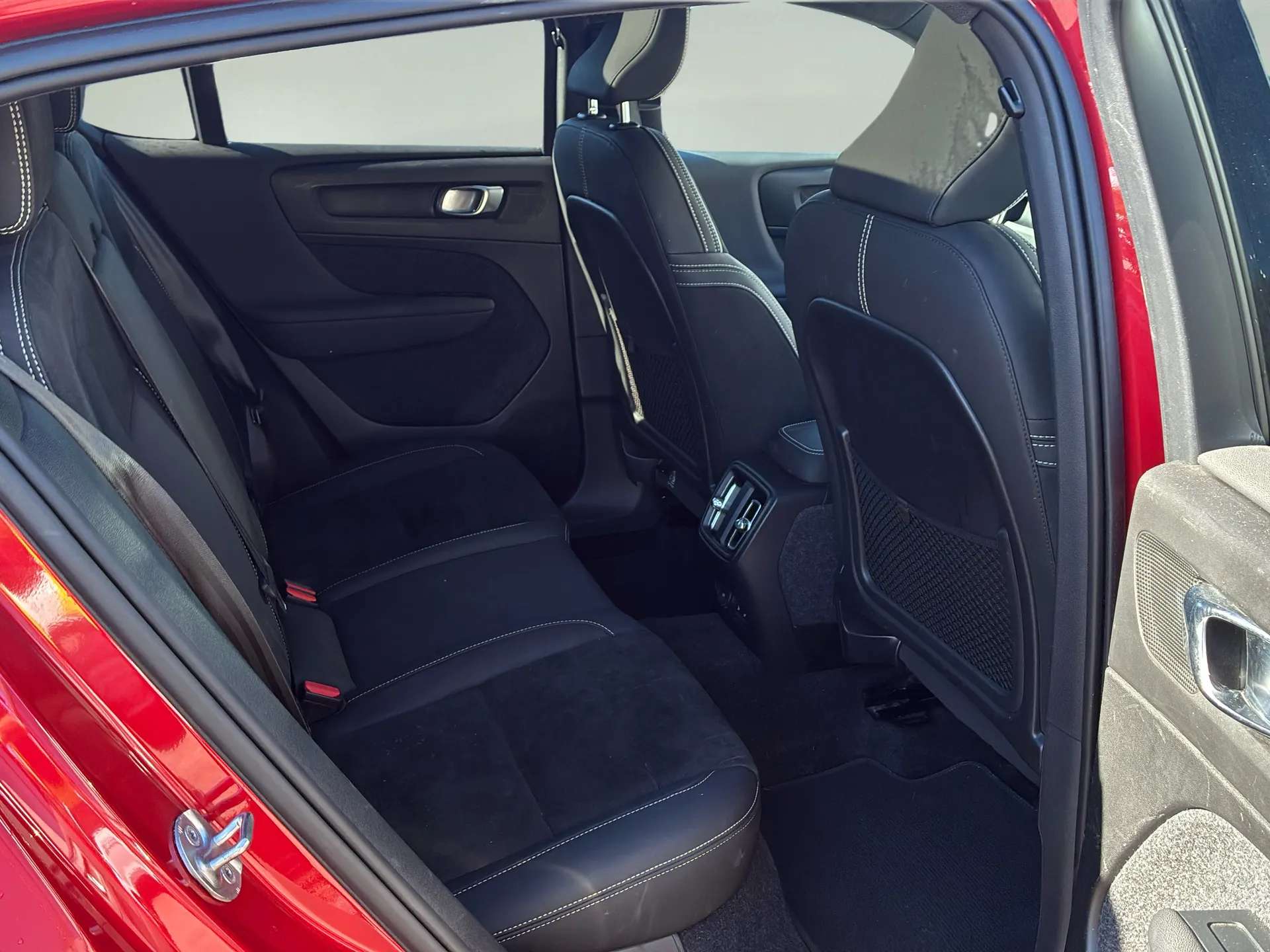 2023 VOLVO C40 2023 VOLVO C40