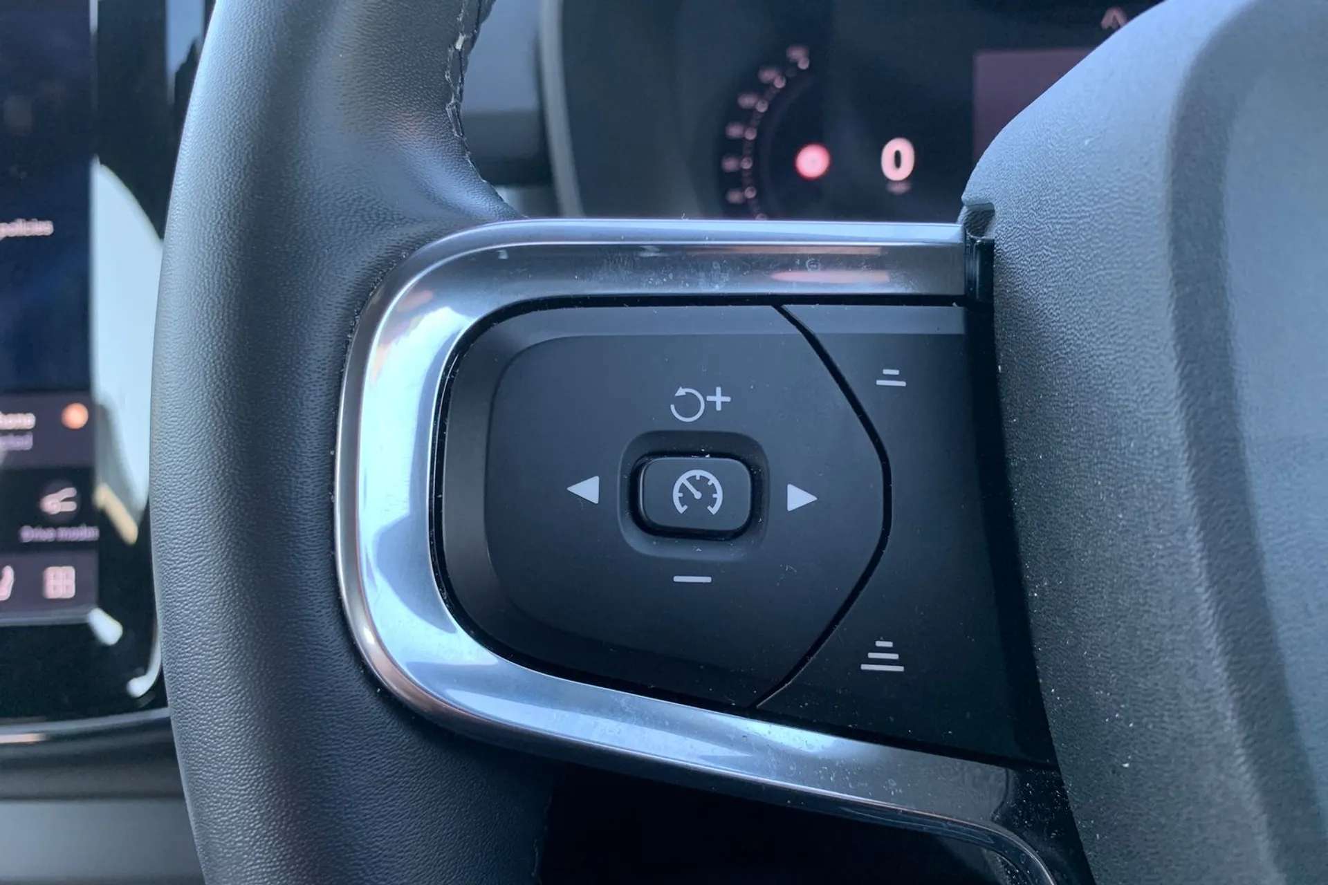 2023 VOLVO XC40 2023 VOLVO XC40