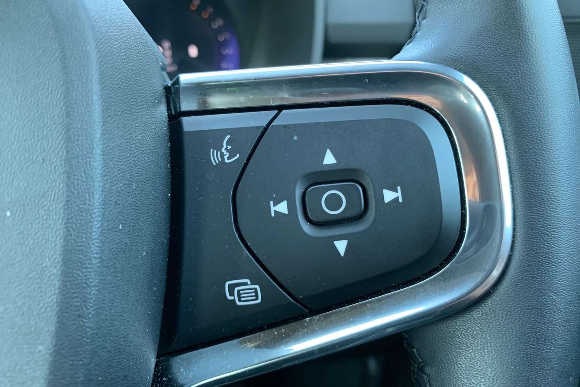 2023 VOLVO XC40 2023 VOLVO XC40