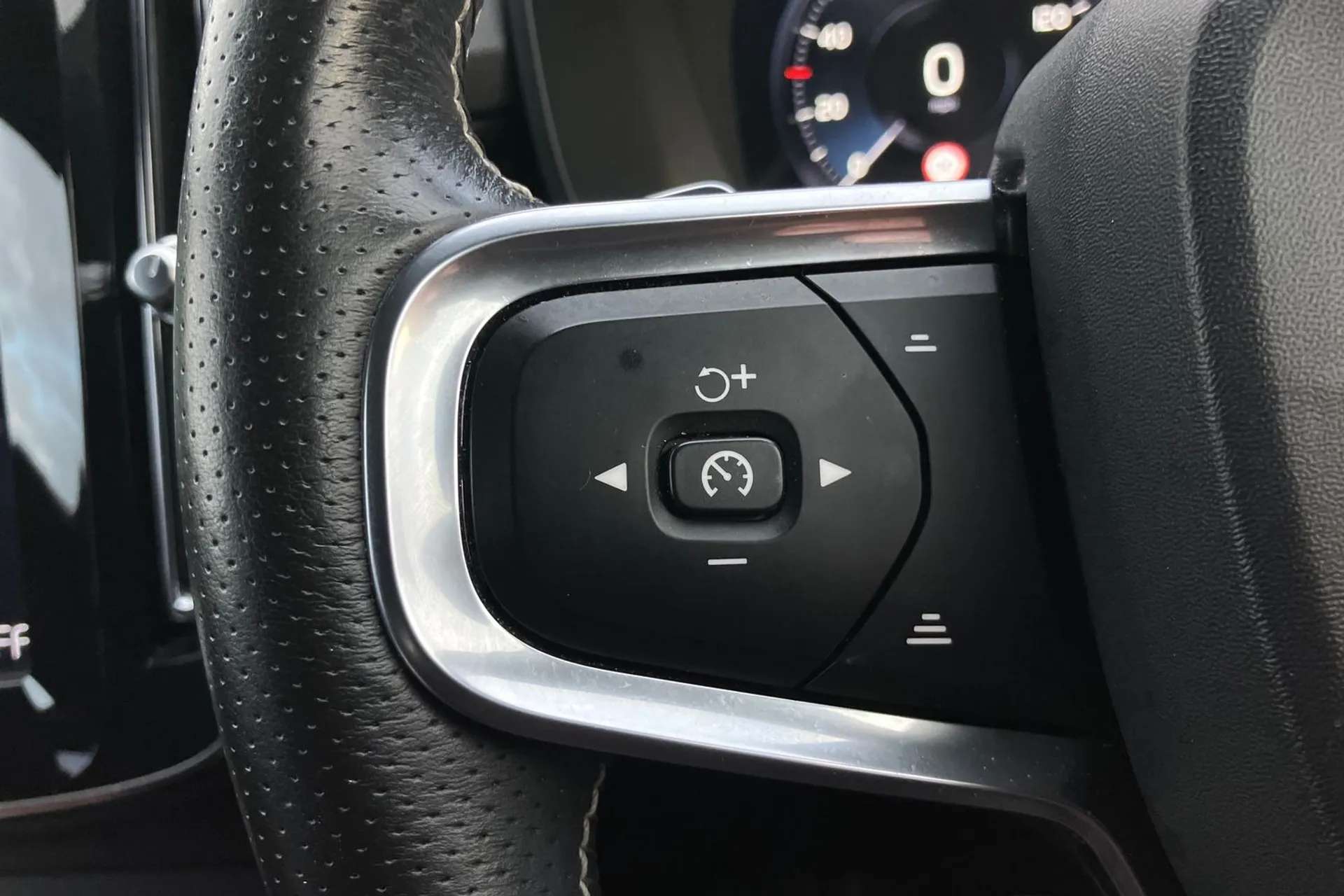 2020 VOLVO XC40 2020 VOLVO XC40