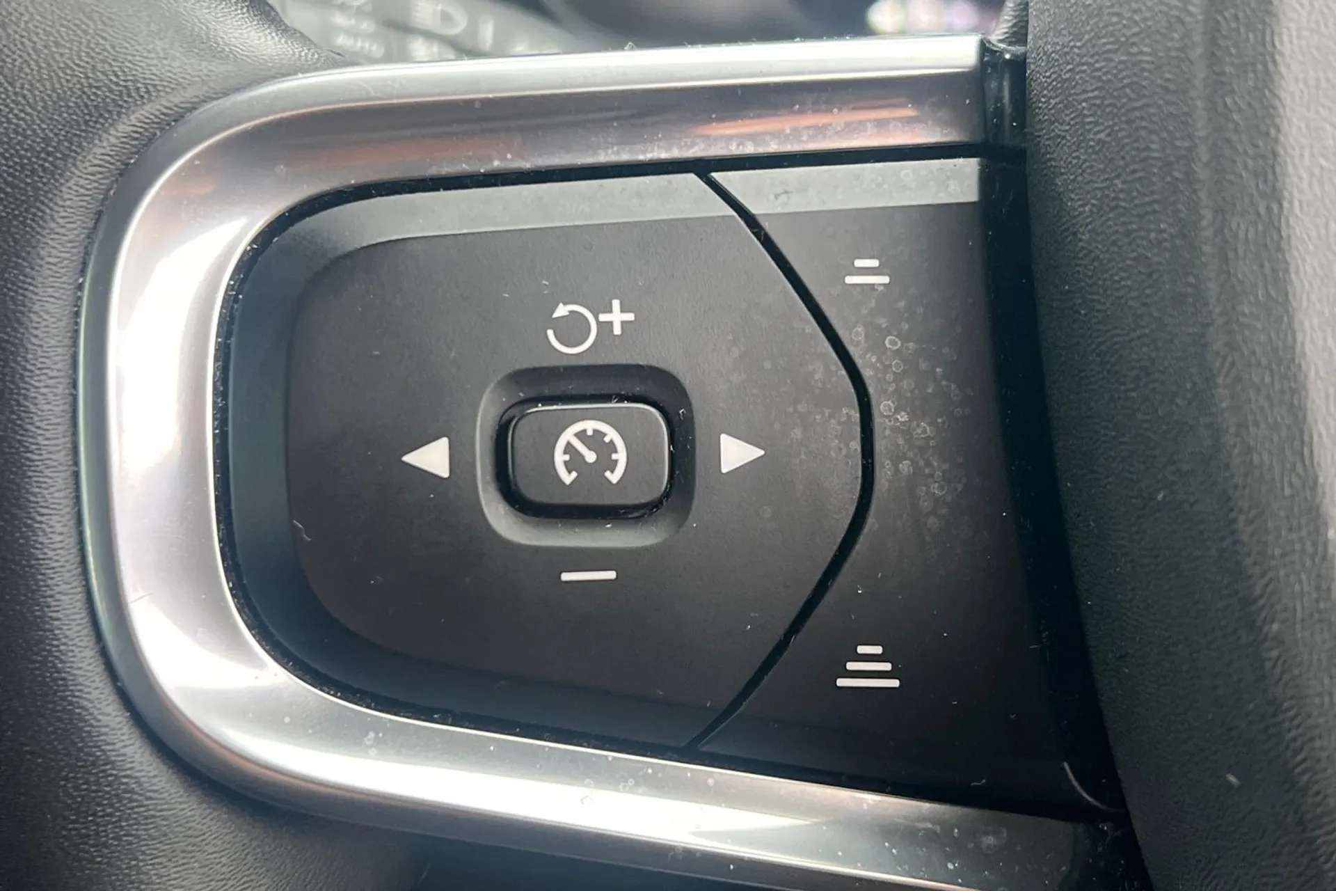 2021 VOLVO XC40 2021 VOLVO XC40