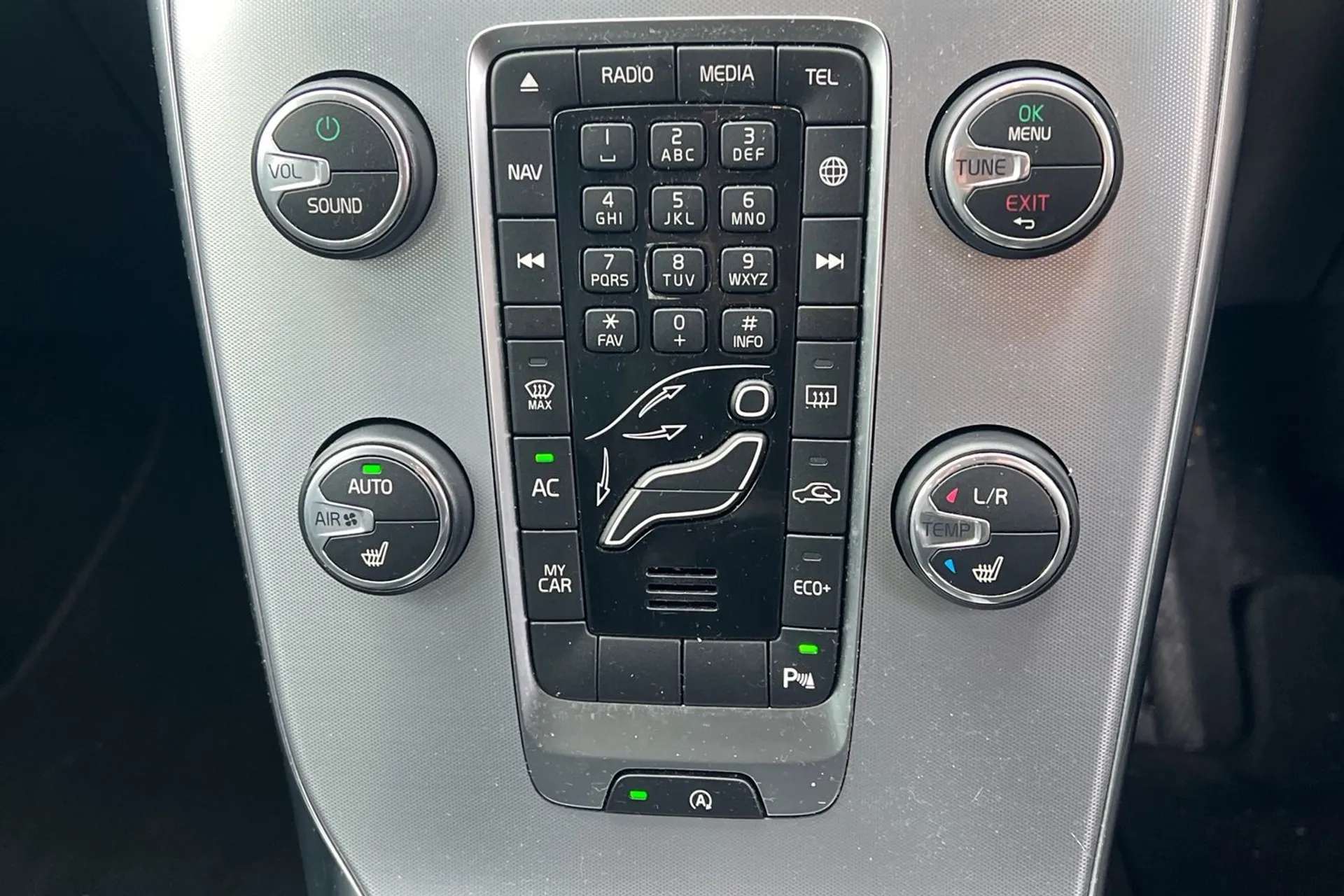 2018 VOLVO V40 2018 VOLVO V40