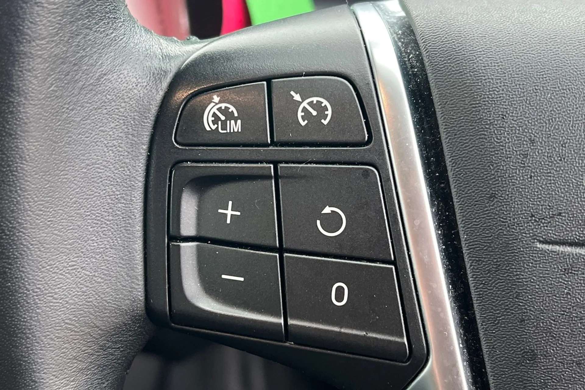 2018 VOLVO V40 2018 VOLVO V40