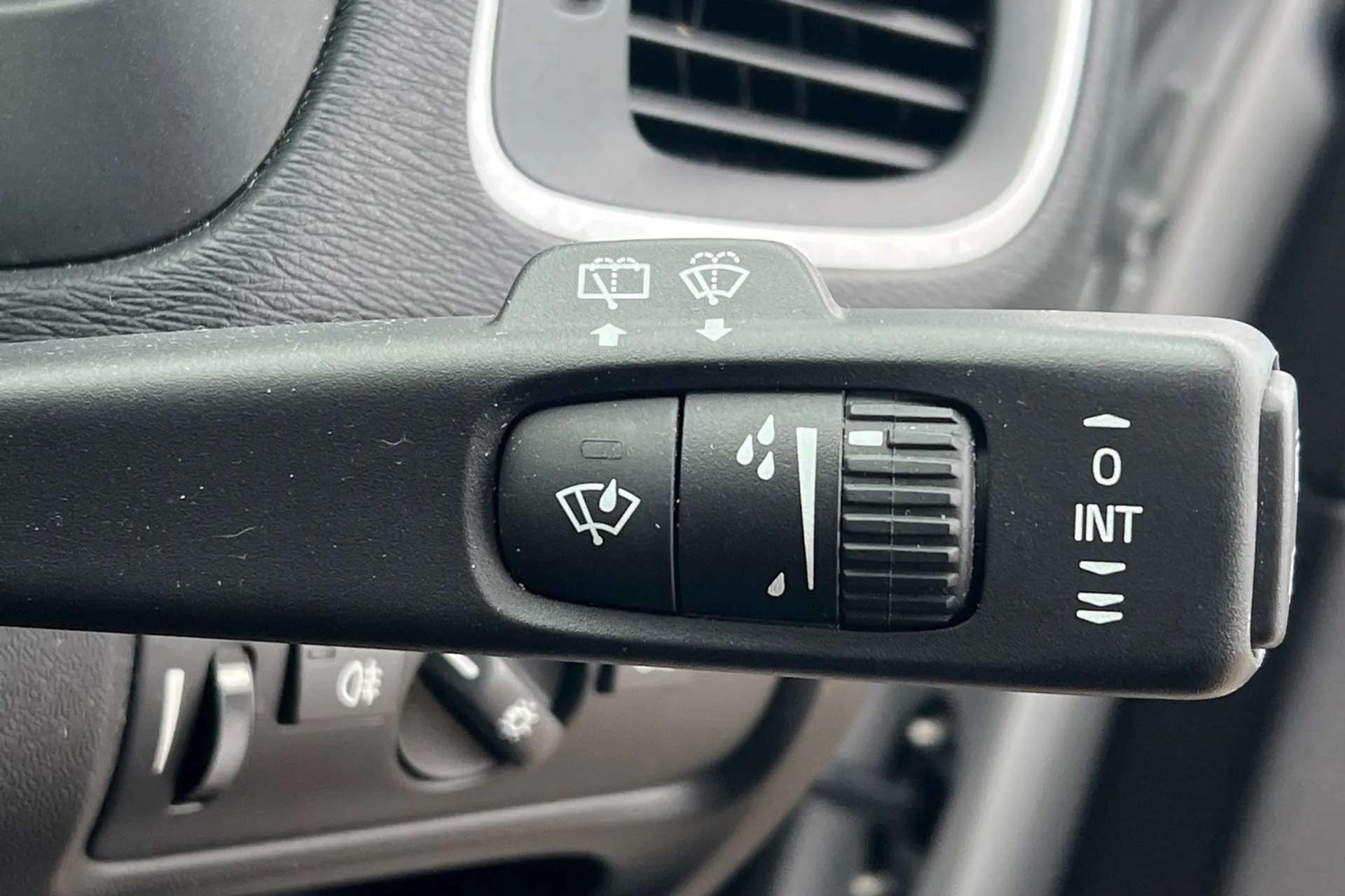 2018 VOLVO V40 2018 VOLVO V40