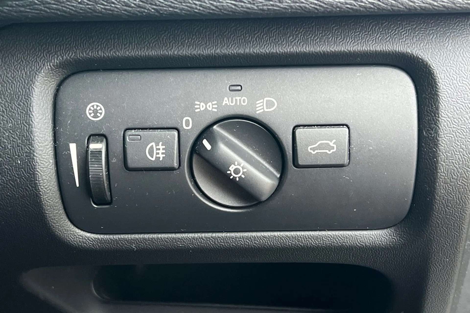 2018 VOLVO V40 2018 VOLVO V40