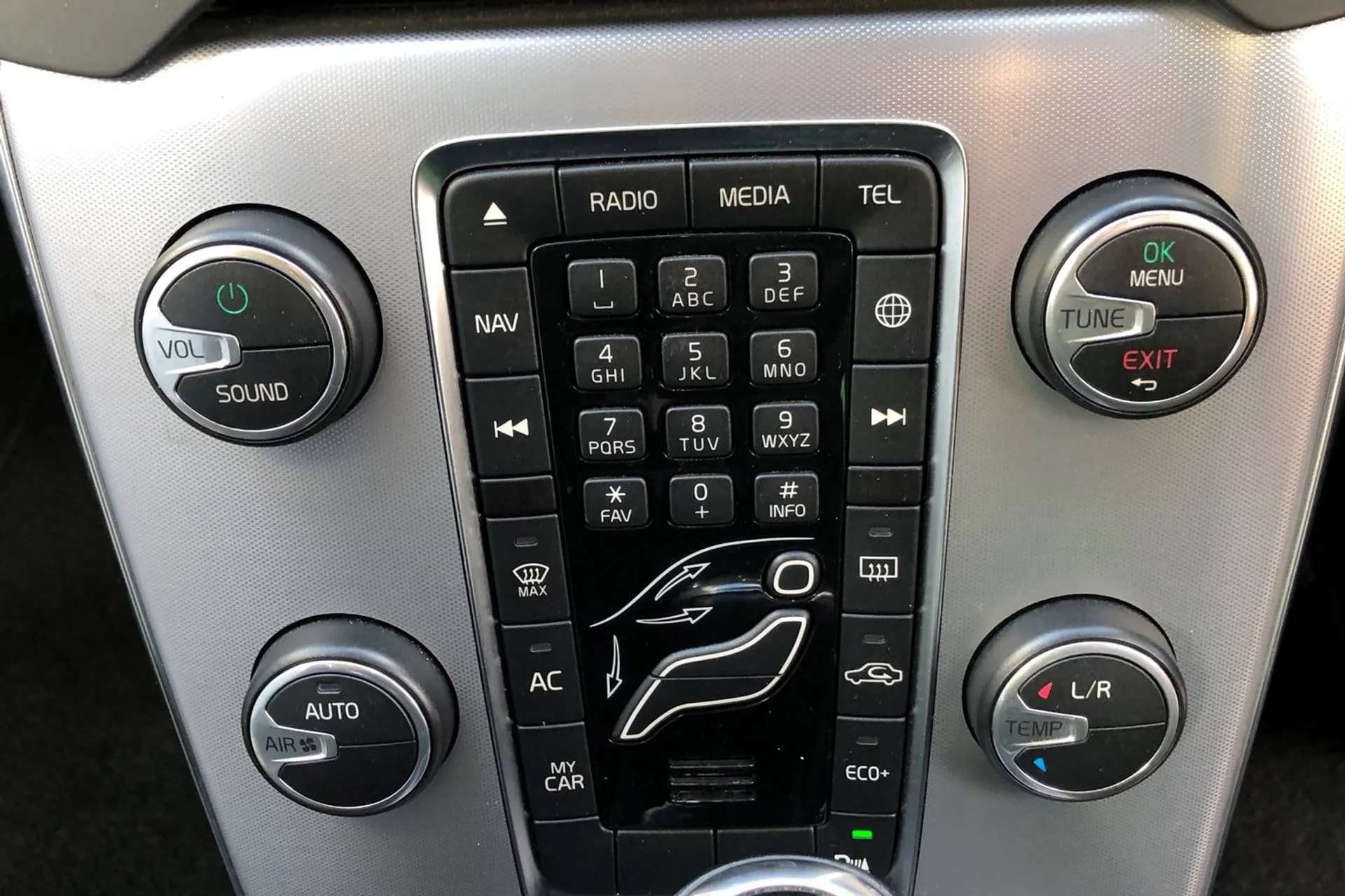 2018 VOLVO V40 2018 VOLVO V40