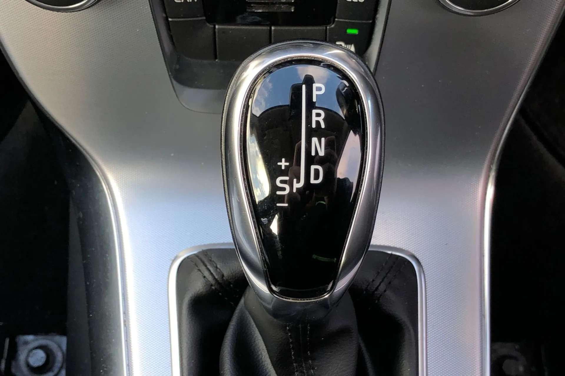 2018 VOLVO V40 2018 VOLVO V40