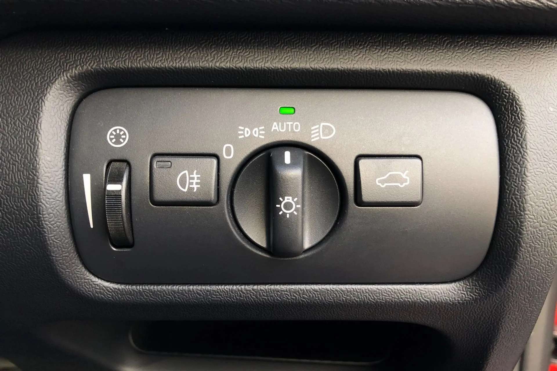 2018 VOLVO V40 2018 VOLVO V40