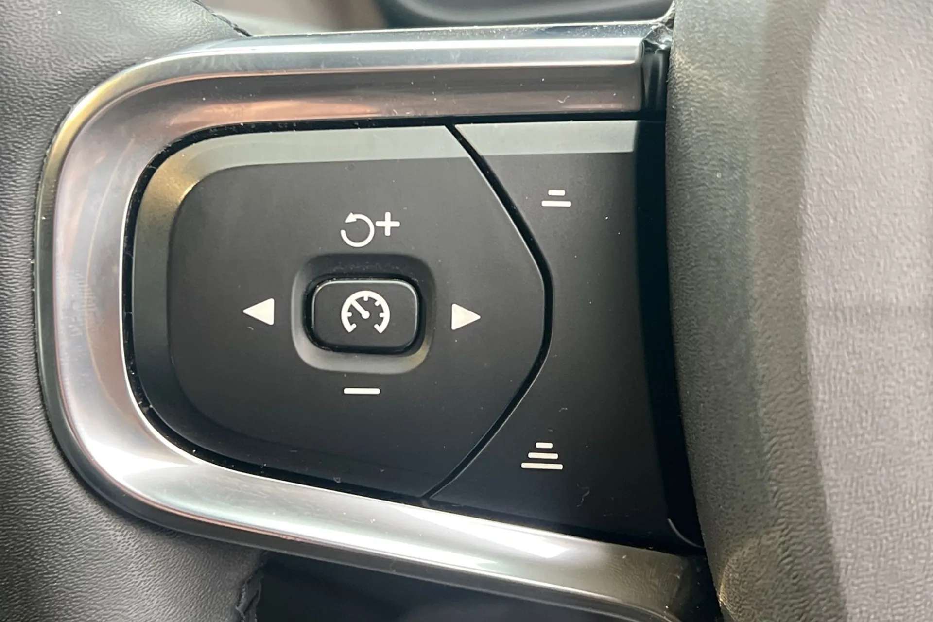 2022 VOLVO XC40 2022 VOLVO XC40