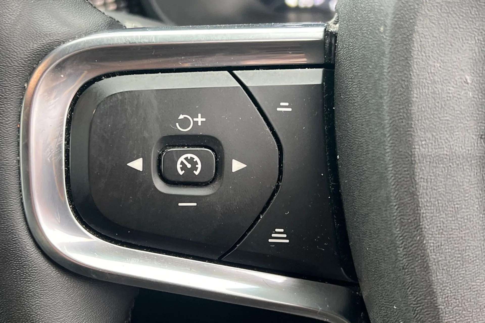 2021 VOLVO XC40 2021 VOLVO XC40